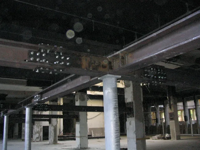 Travi del solaio e colonne nel piano inferiore del fabbricato