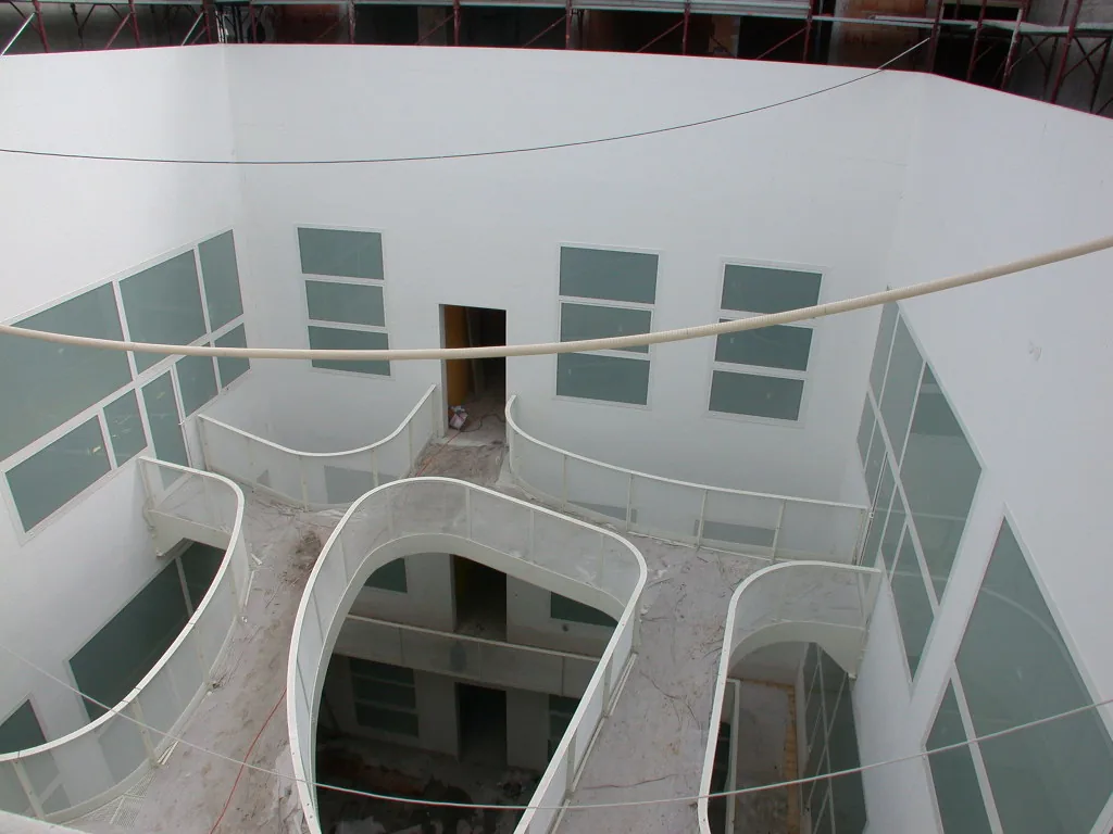 Scale e passerelle bianche nel vano interno