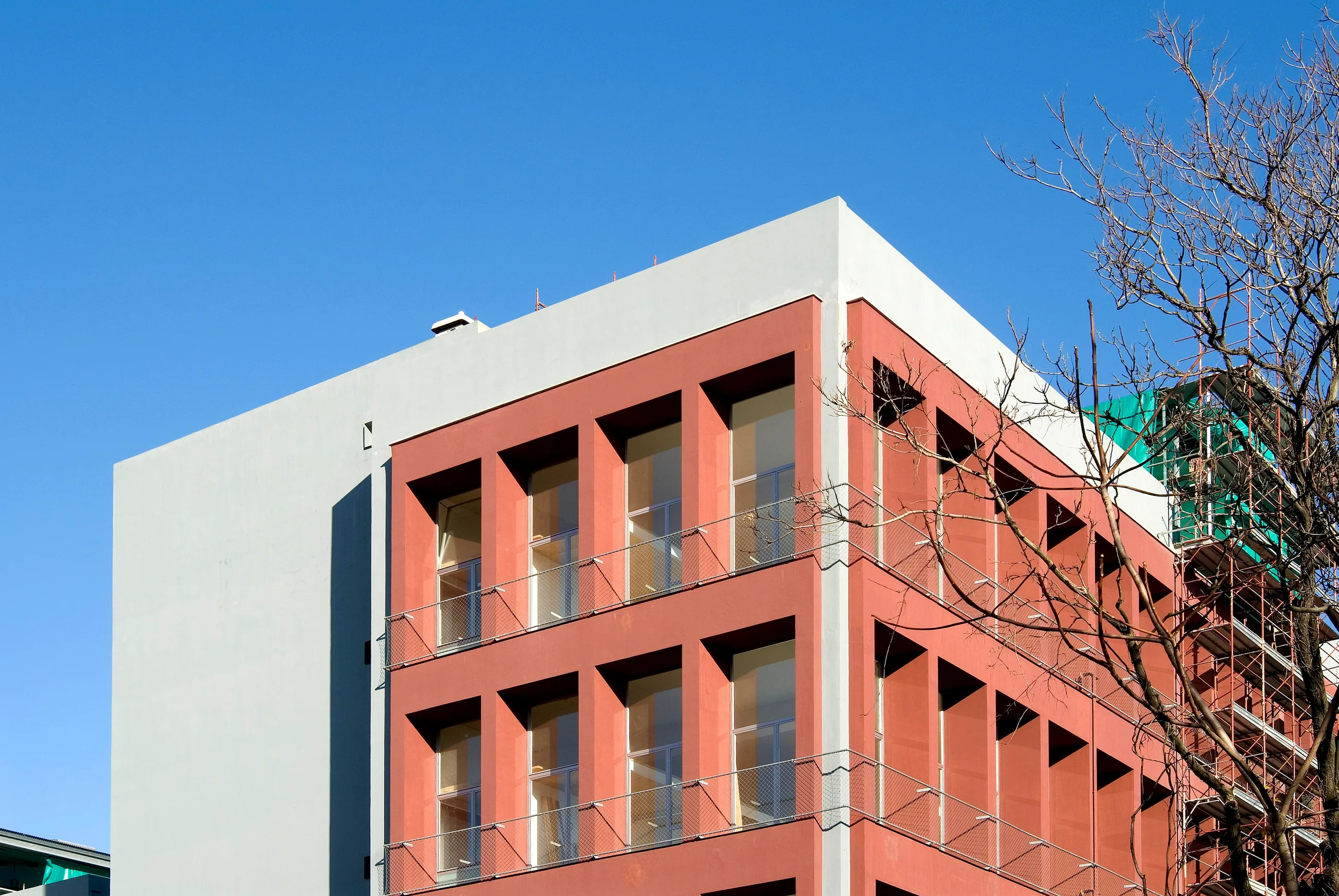 Edificio in mattoni rossi e struttura superiore sullo sfondo del cielo
