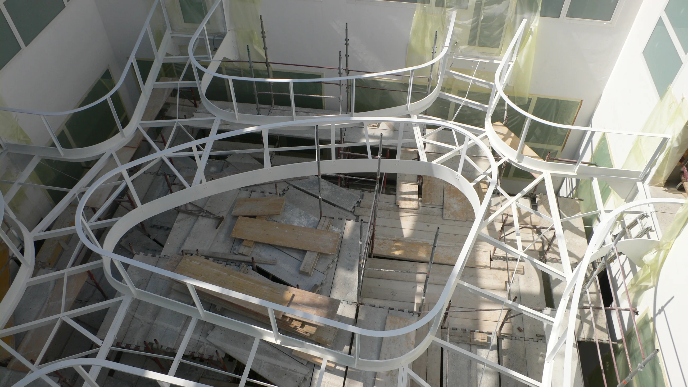 Vista dall’alto delle strutture e delle scale nel vano interno