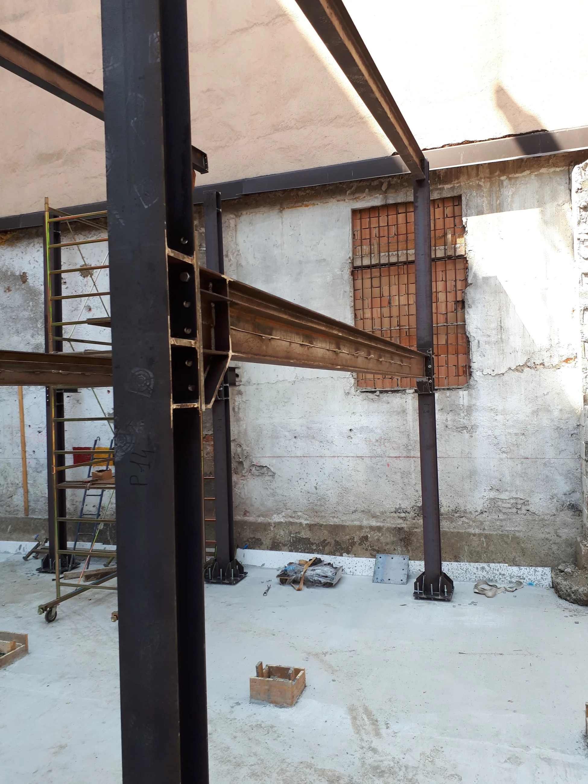 Recupero area industriale Via Maggi — Travi e pilastri metallici nel cantiere