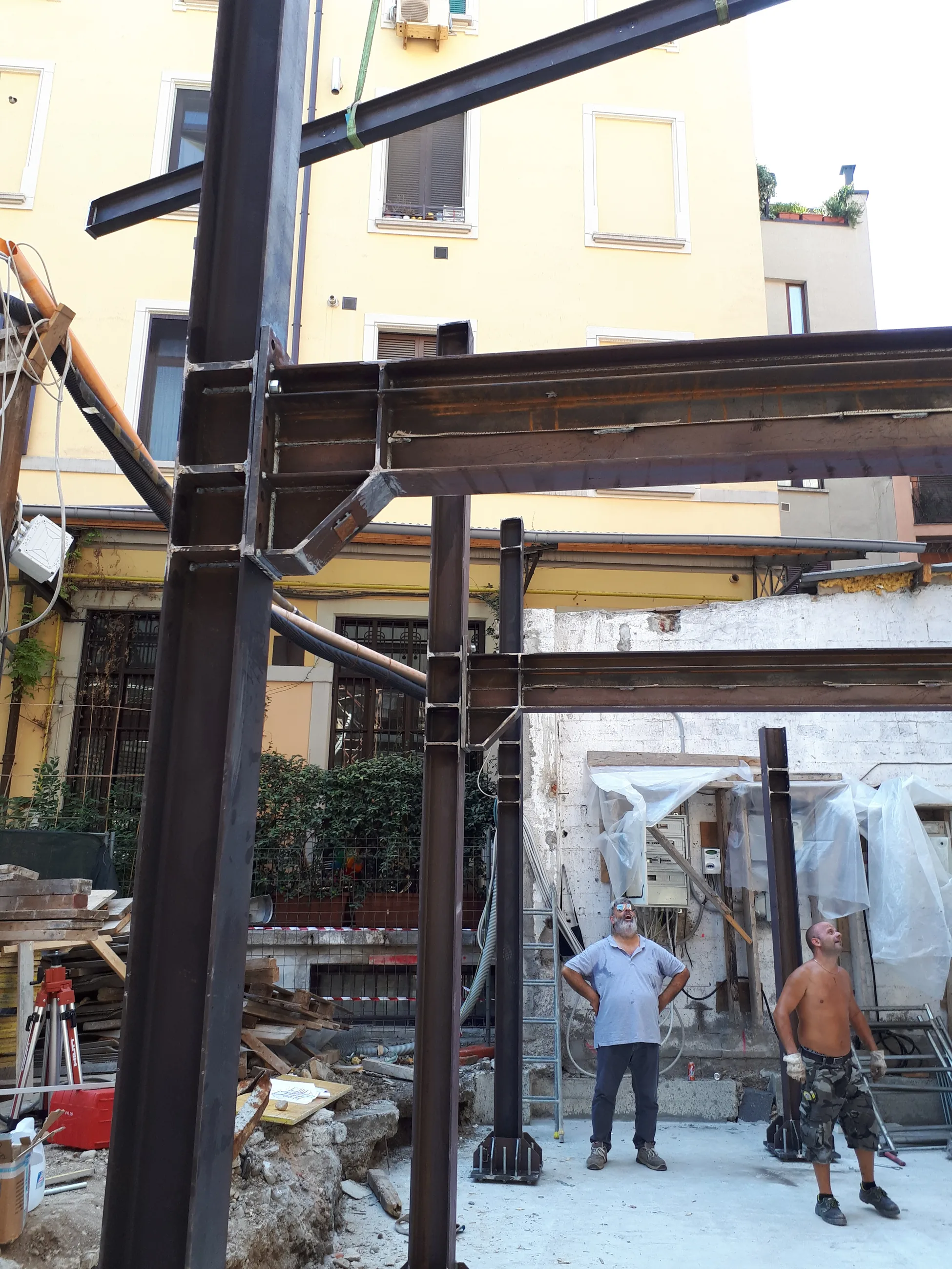 Recupero area industriale Via Maggi — Strutture metalliche all’interno del fabbricato in costruzione
