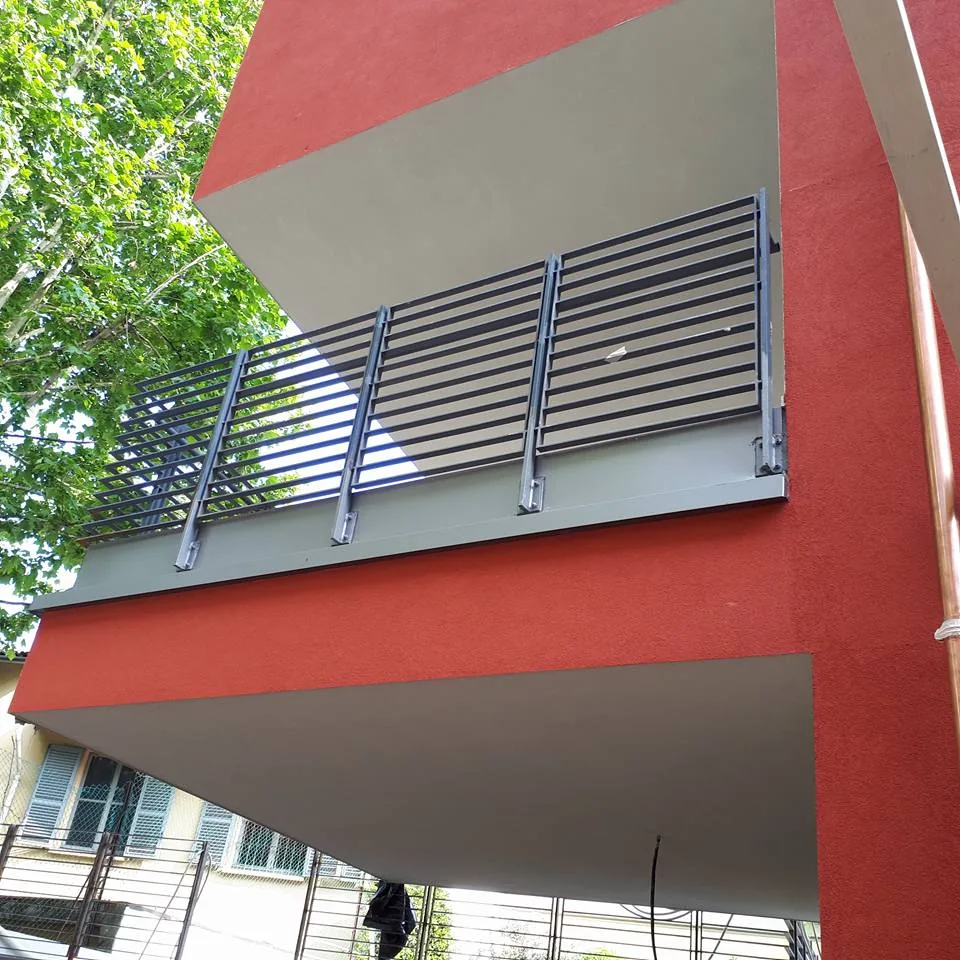 Recupero area industriale Via Maggi — Facciata rossa e verde con parapetti metallici