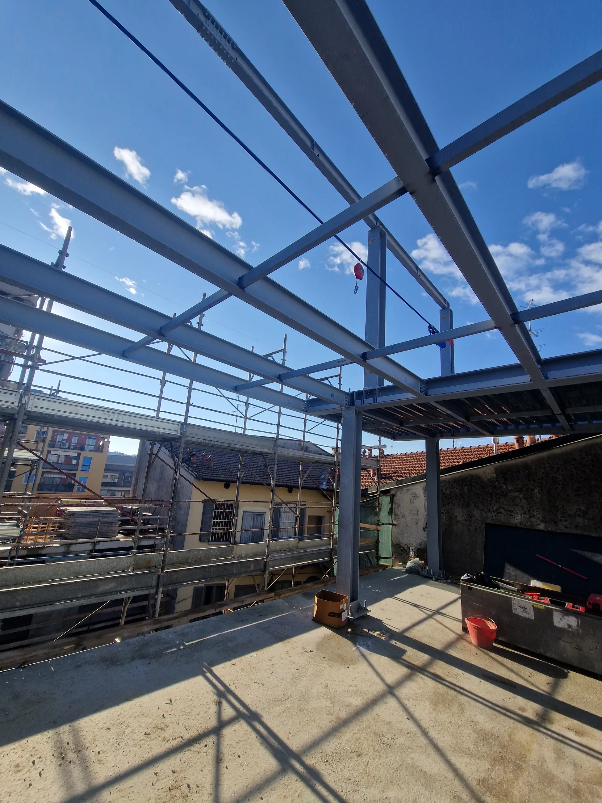 Residenze Via Fioravanti 5 — telaio metallico e cantiere