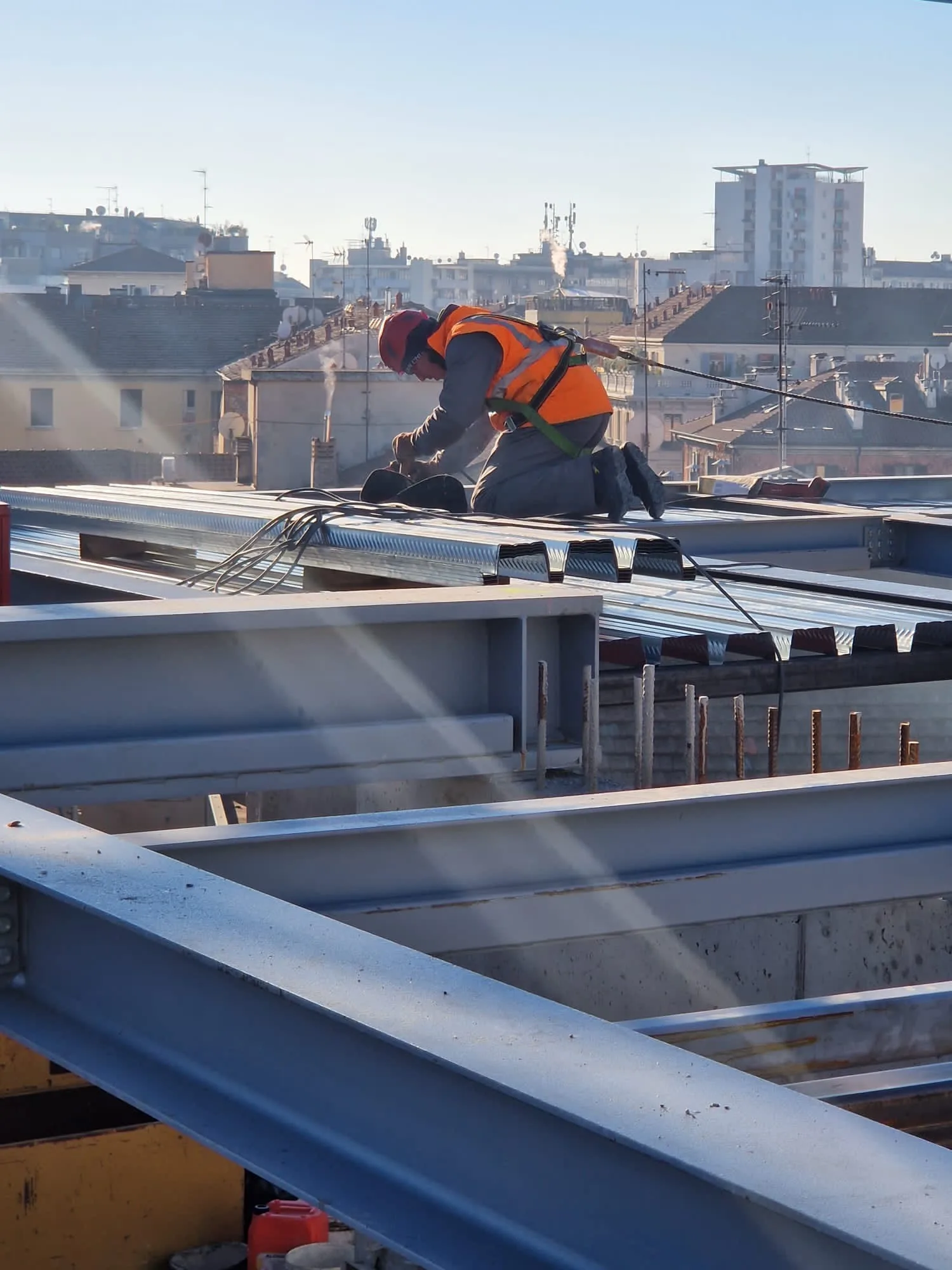 Residenze Via Fioravanti 5 — travi metalliche durante la costruzione