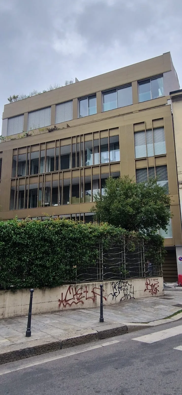 Residenze Via Fioravanti 5 — fronte dell’edificio sulla strada