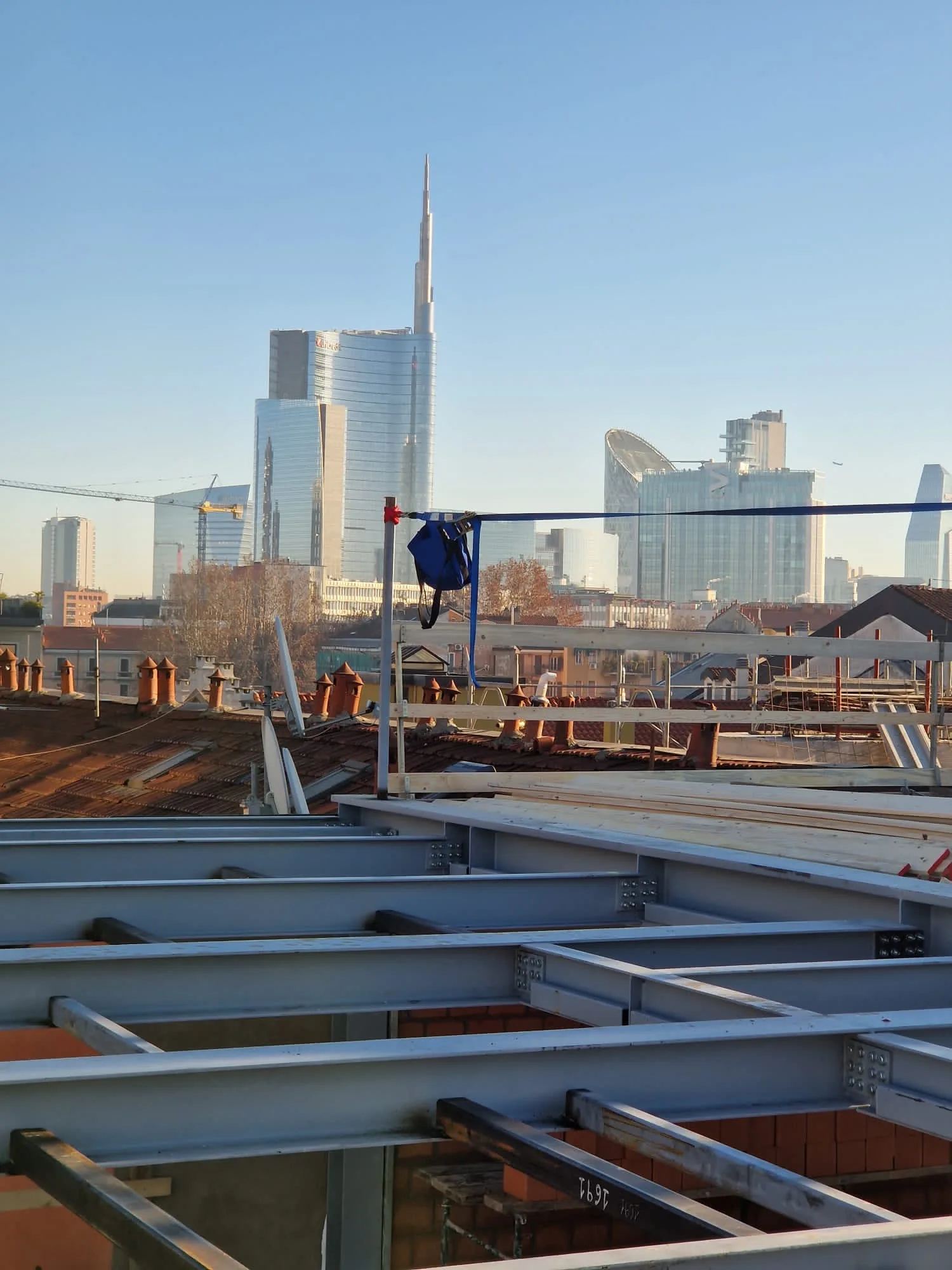 Residenze Via Fioravanti 5 — struttura metallica con skyline sullo sfondo