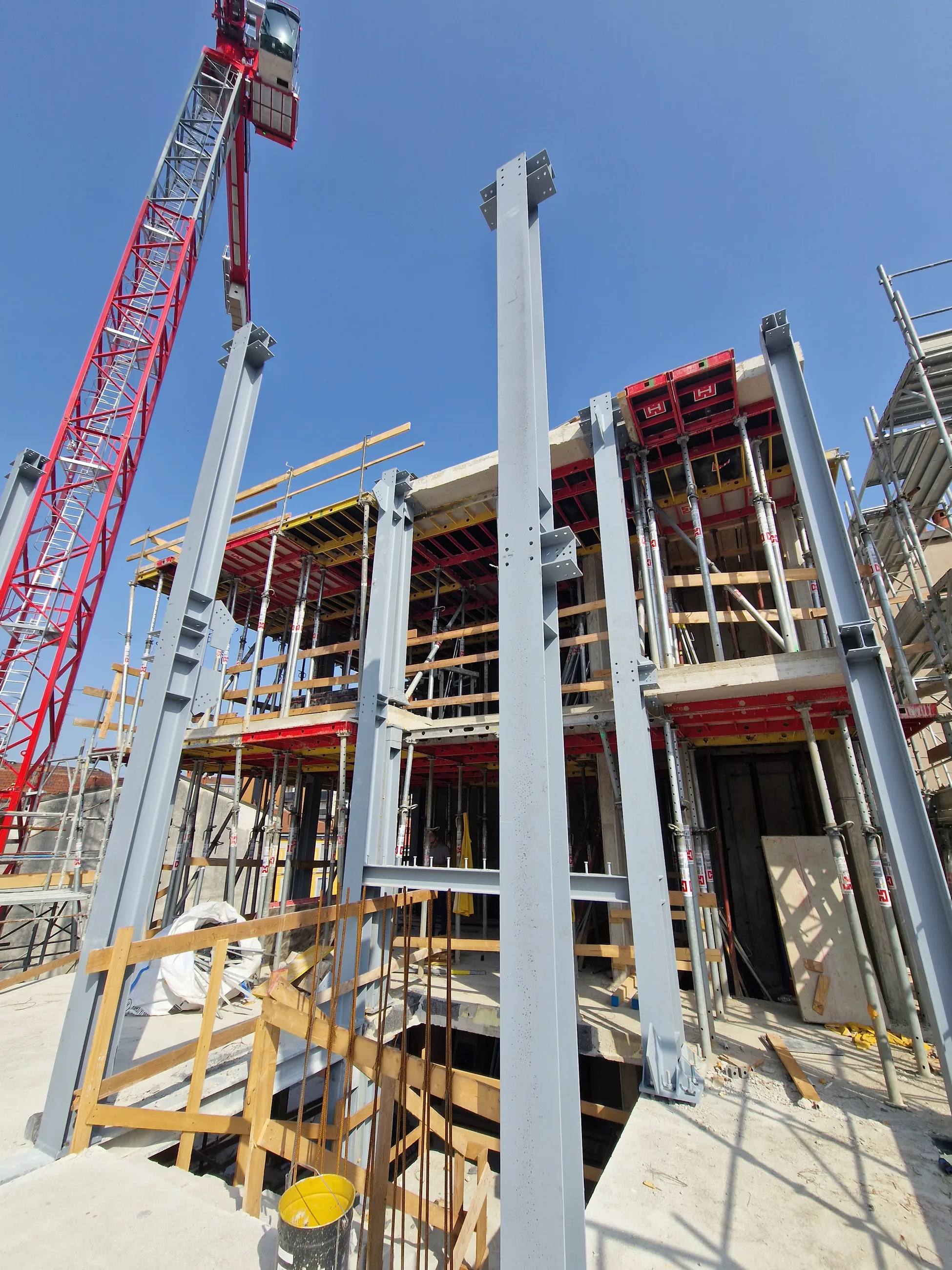 Residenze Via Fioravanti 5 — sollevamento degli elementi strutturali