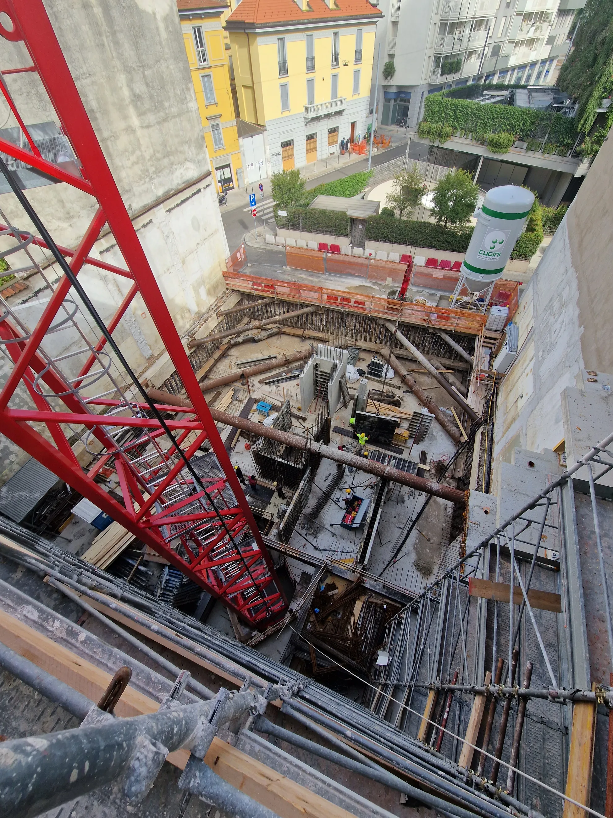 Residenze Via Fioravanti 5 — scavo e mezzi di cantiere