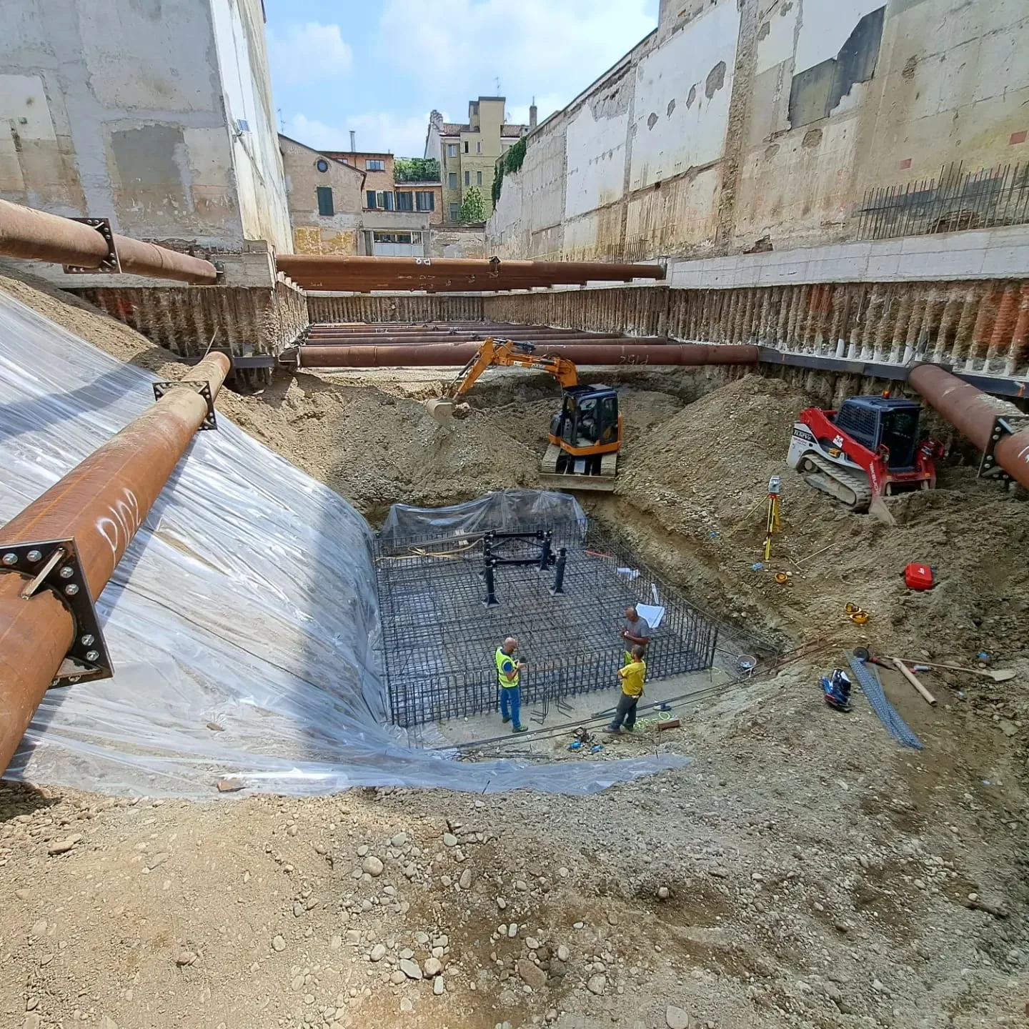 Residenze Via Fioravanti 5 — scavo con opere di sostegno