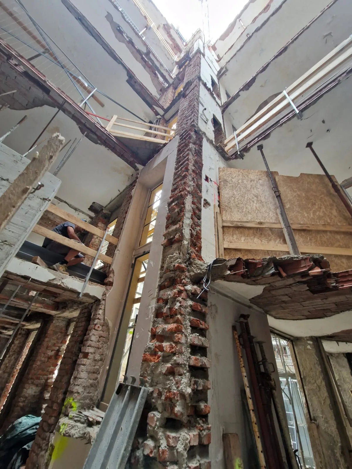 Residenze Via Giannone 2 — elementi metallici nella costruzione