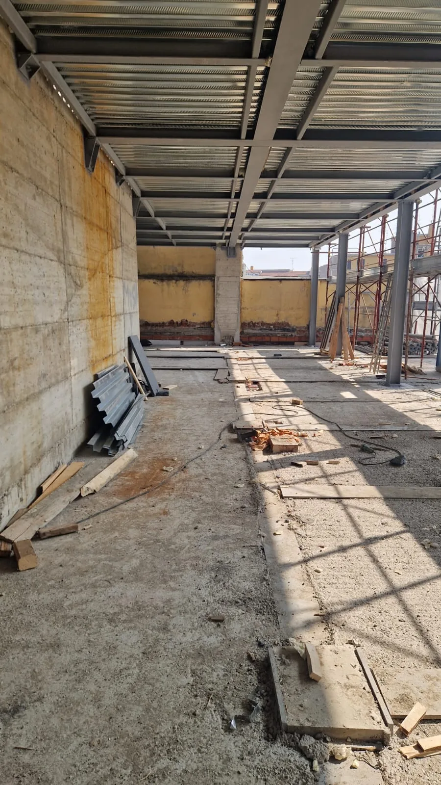 Residenze Via Giannone 2 — travi e solaio in cantiere