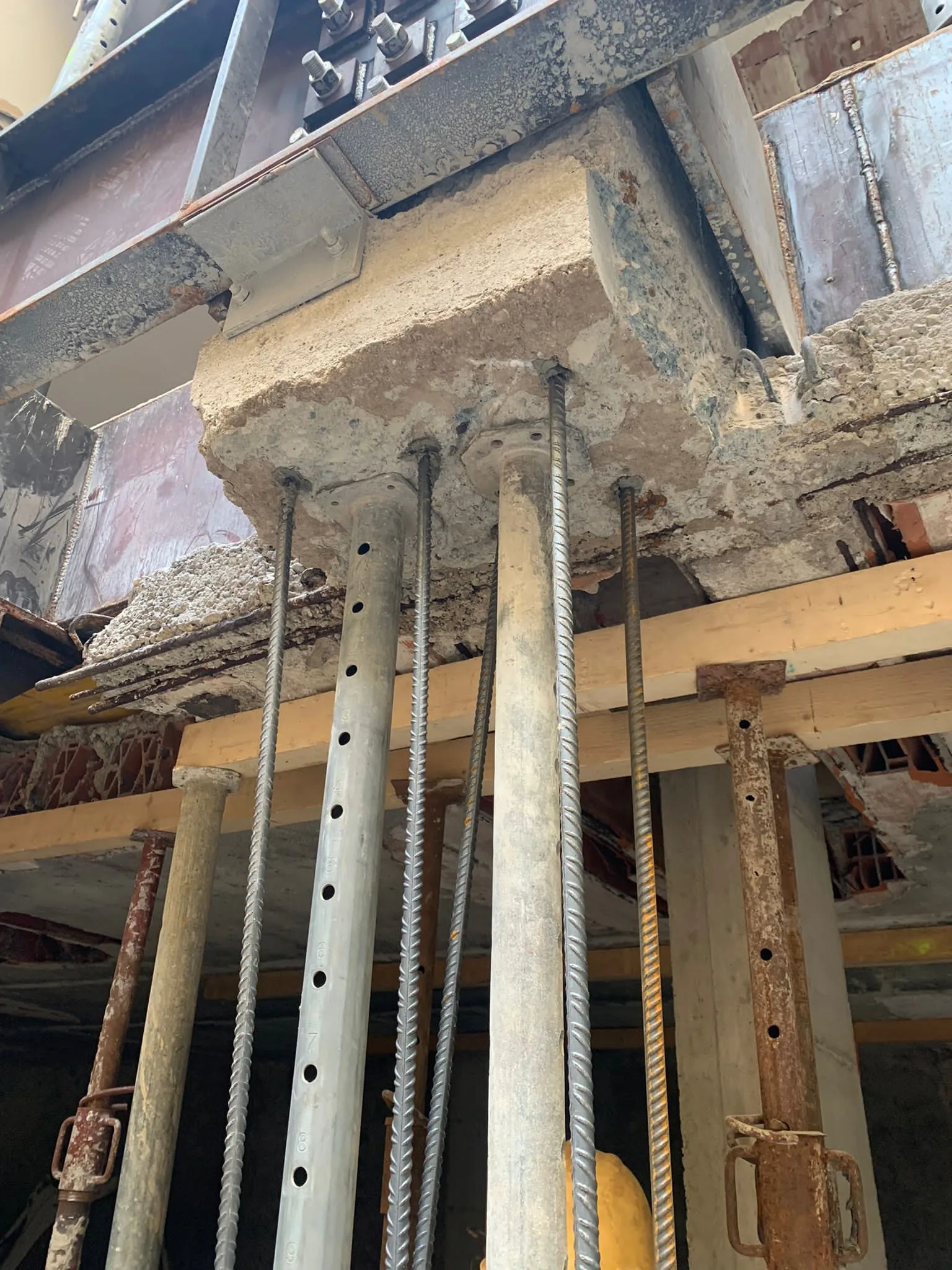 Residenze Via Giannone 2 — nodo tra struttura metallica e muratura