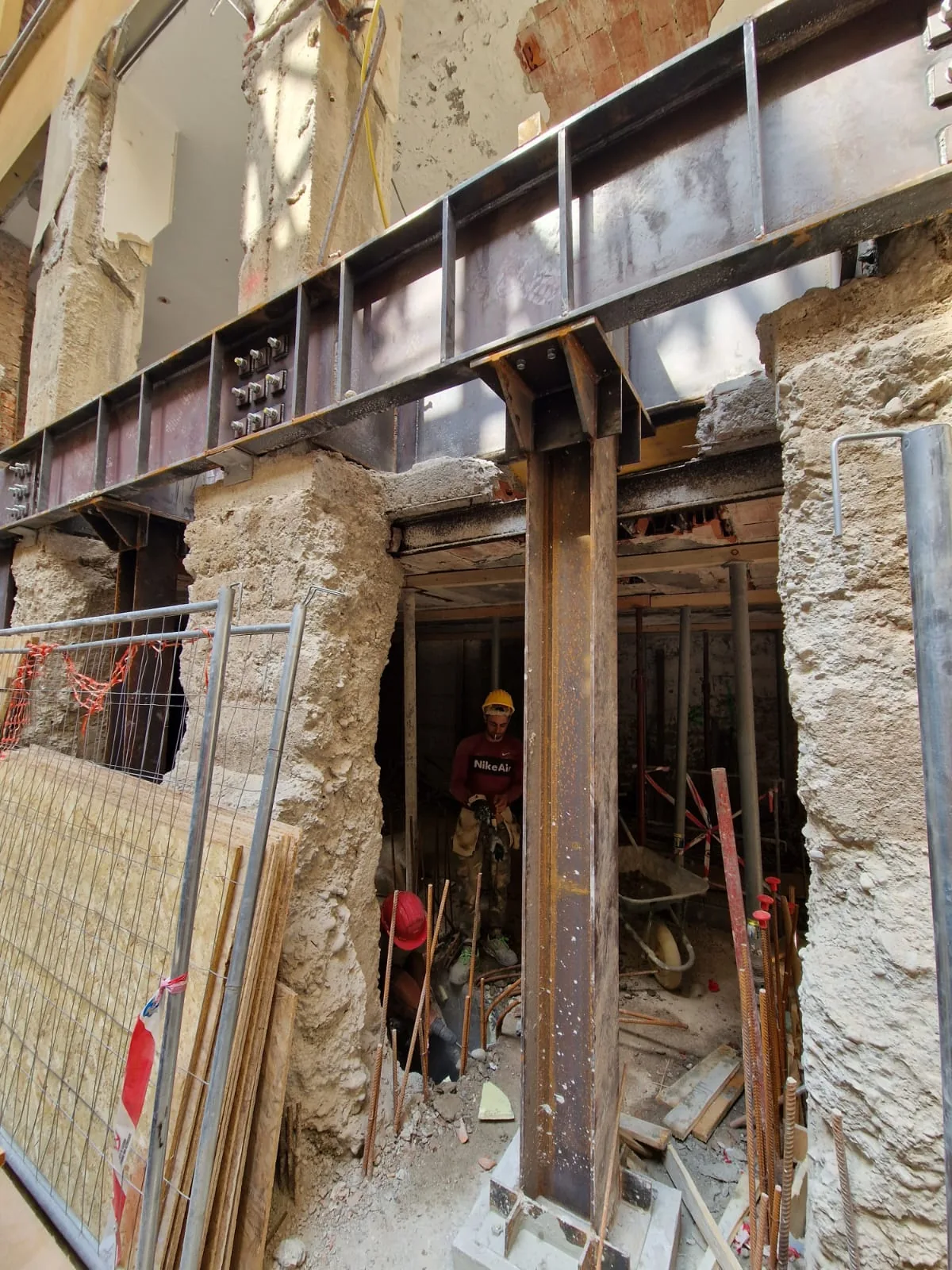 Residenze Via Giannone 2 — telaio metallico e muratura in costruzione