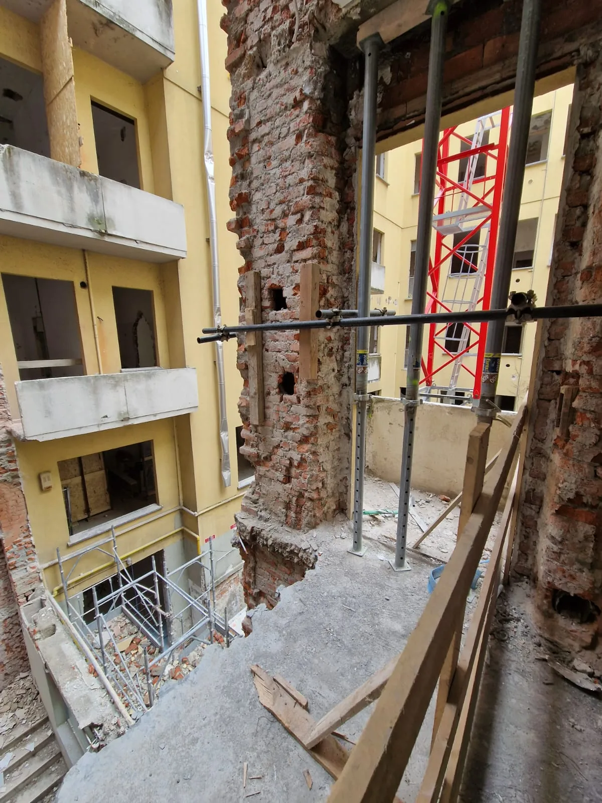 Residenze Via Giannone 2 — opere strutturali nella muratura