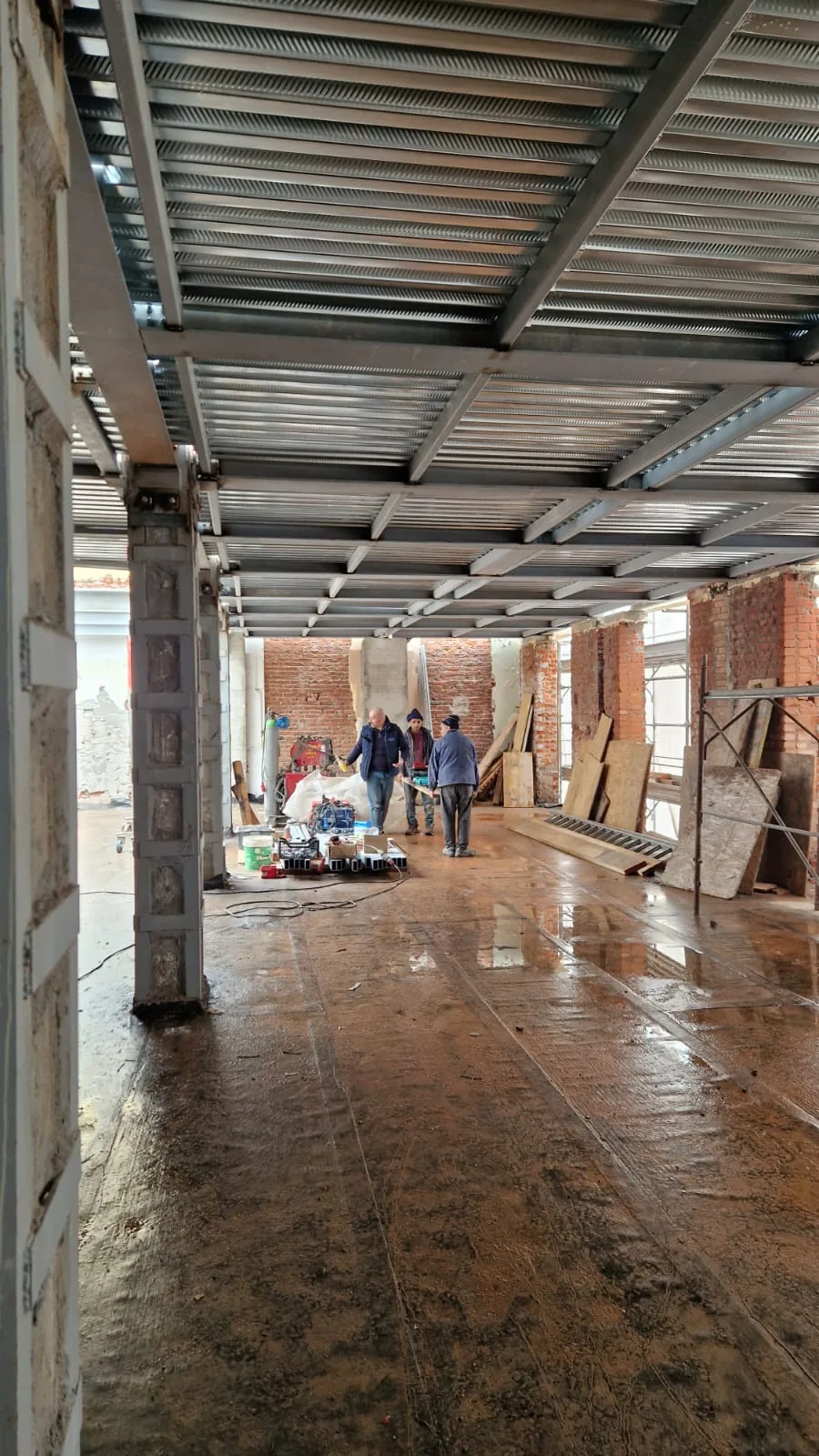 Residenze Via Giannone 2 — solaio metallico nell’interno in costruzione