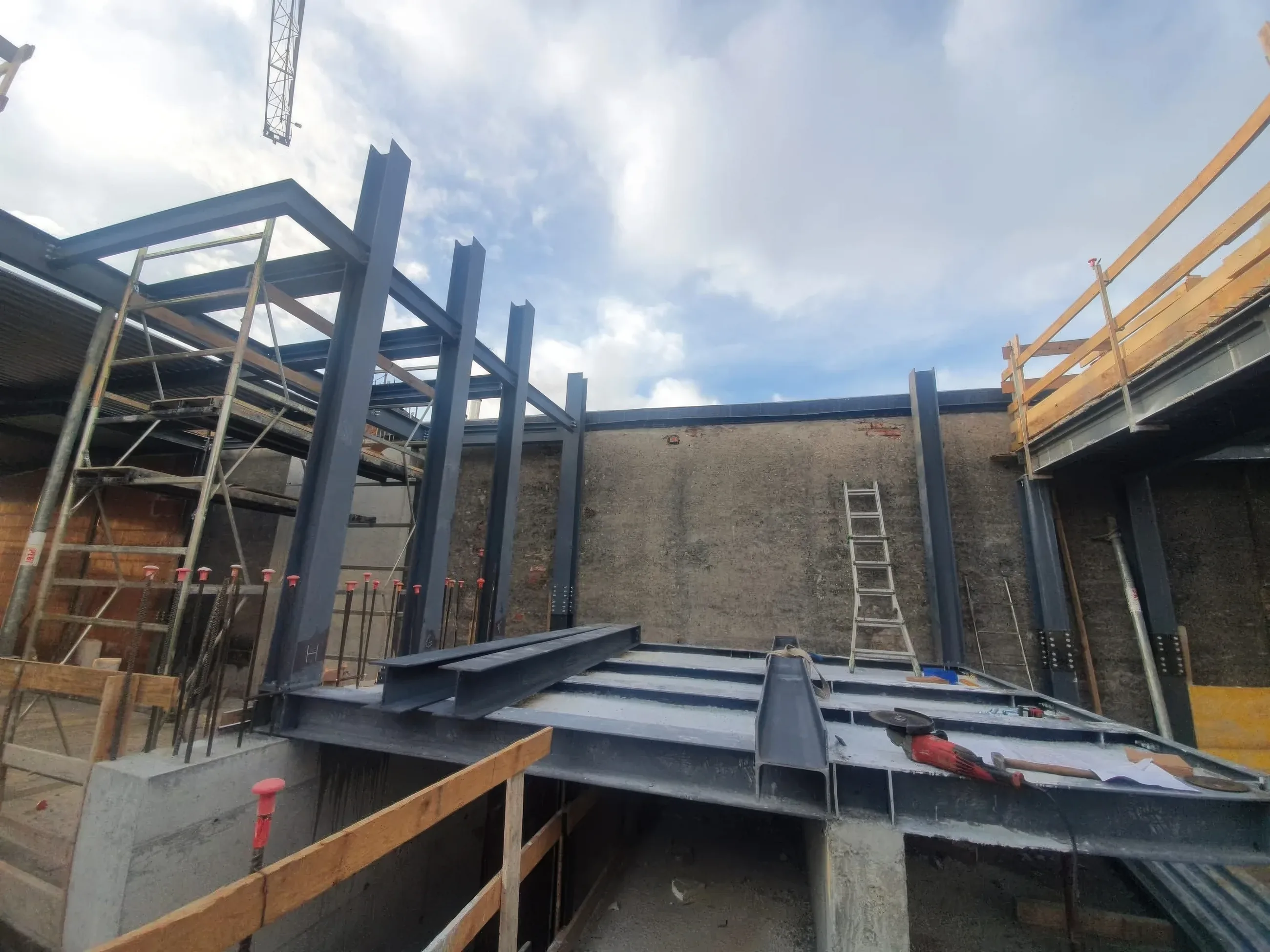 Residenze Via Macchi — struttura metallica e scale provvisorie
