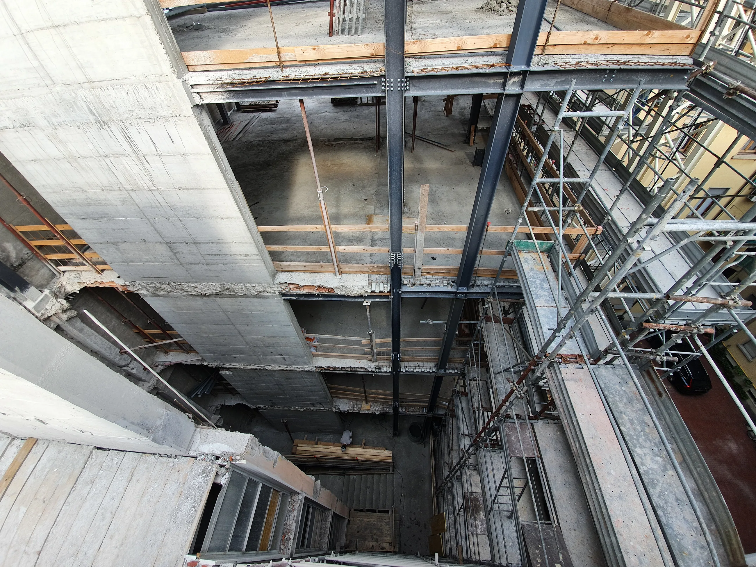 Residenze Via Macchi — intradosso del solaio e ponteggi