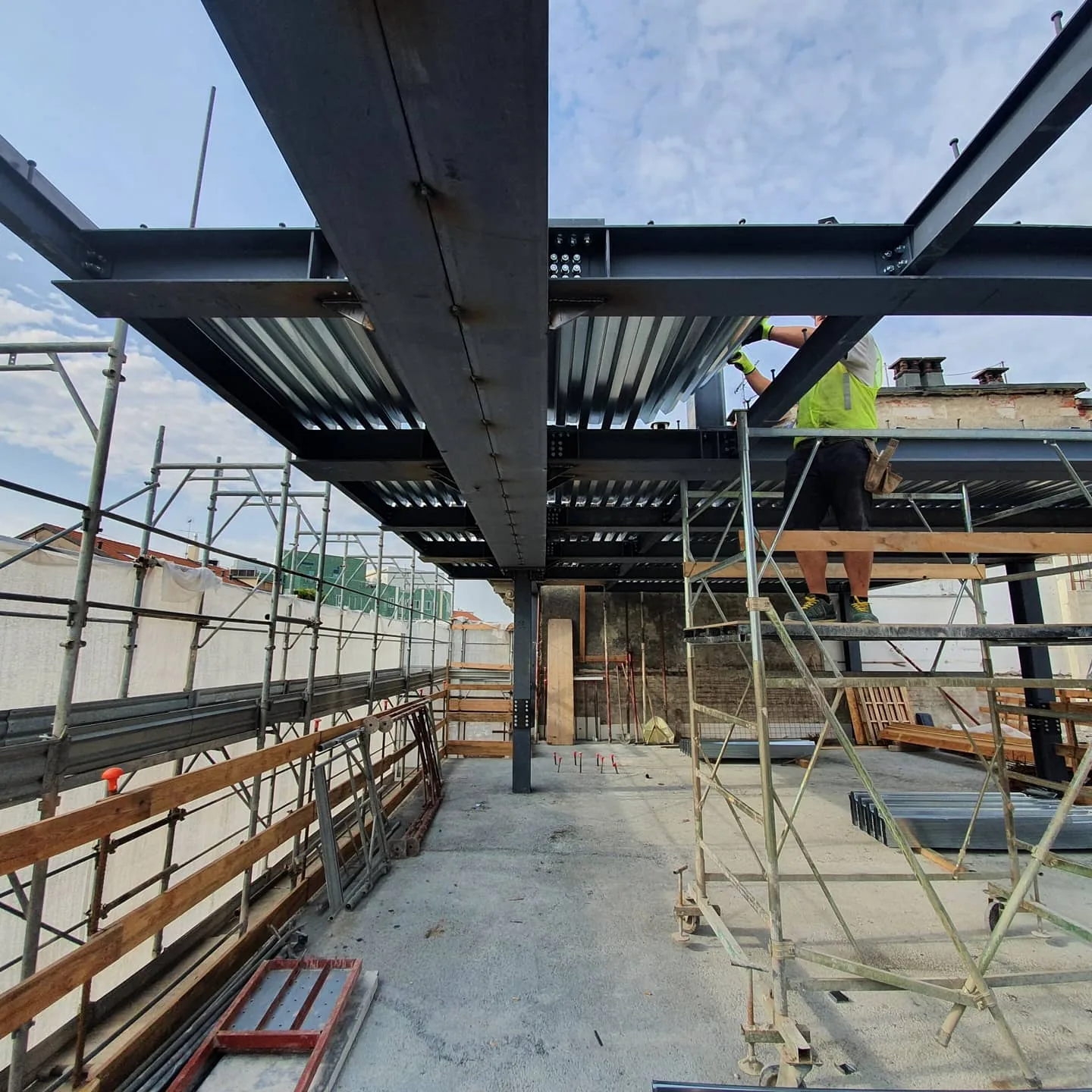 Residenze Via Macchi — travi e solaio in cantiere
