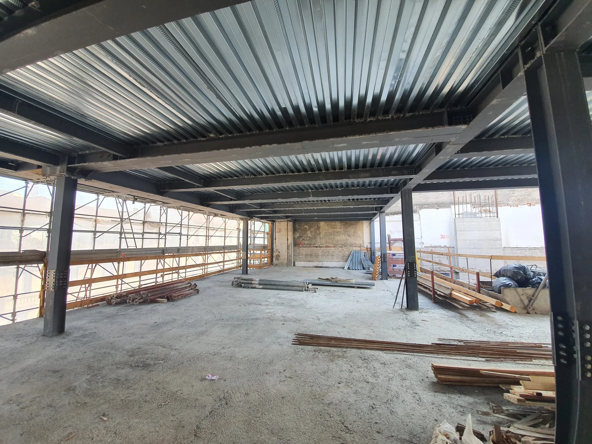 Residenze Via Macchi — vista della copertura metallica dal cantiere