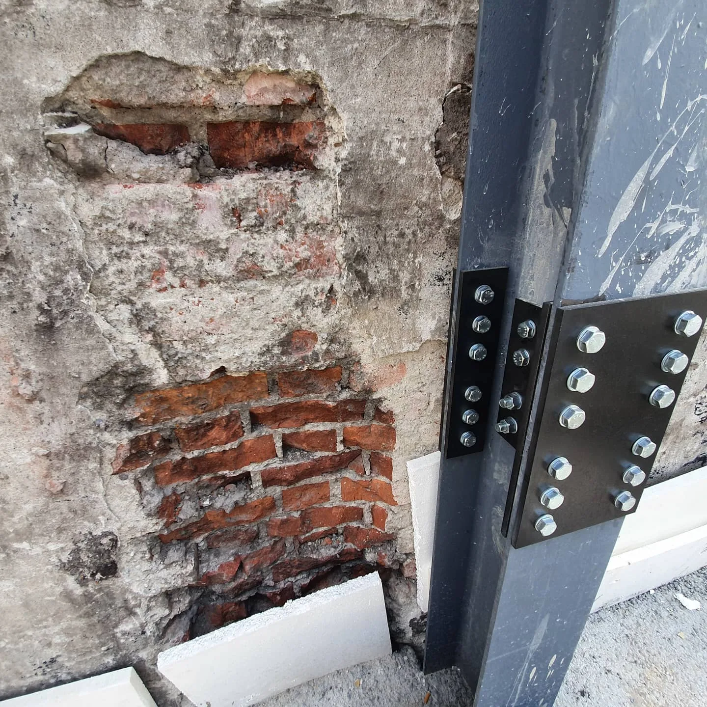 Residenze Via Macchi — dettaglio del collegamento tra acciaio e muratura