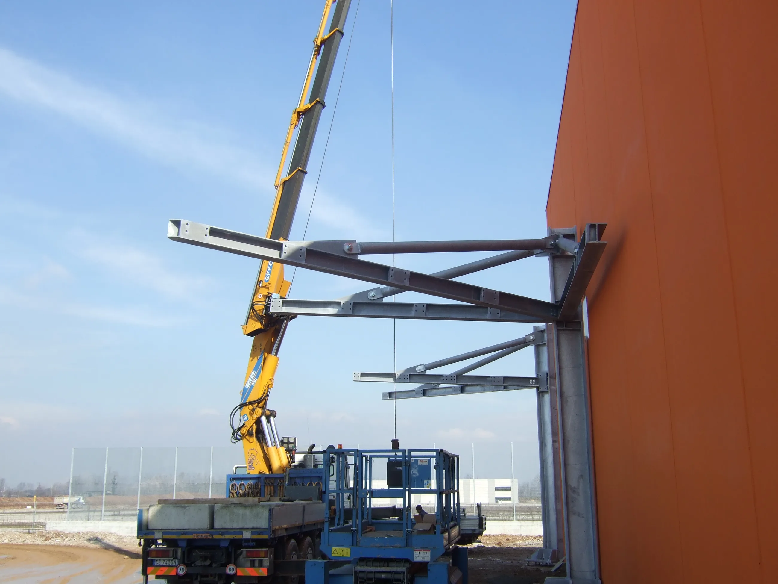 Montaggio delle travi della pensilina con autogrù