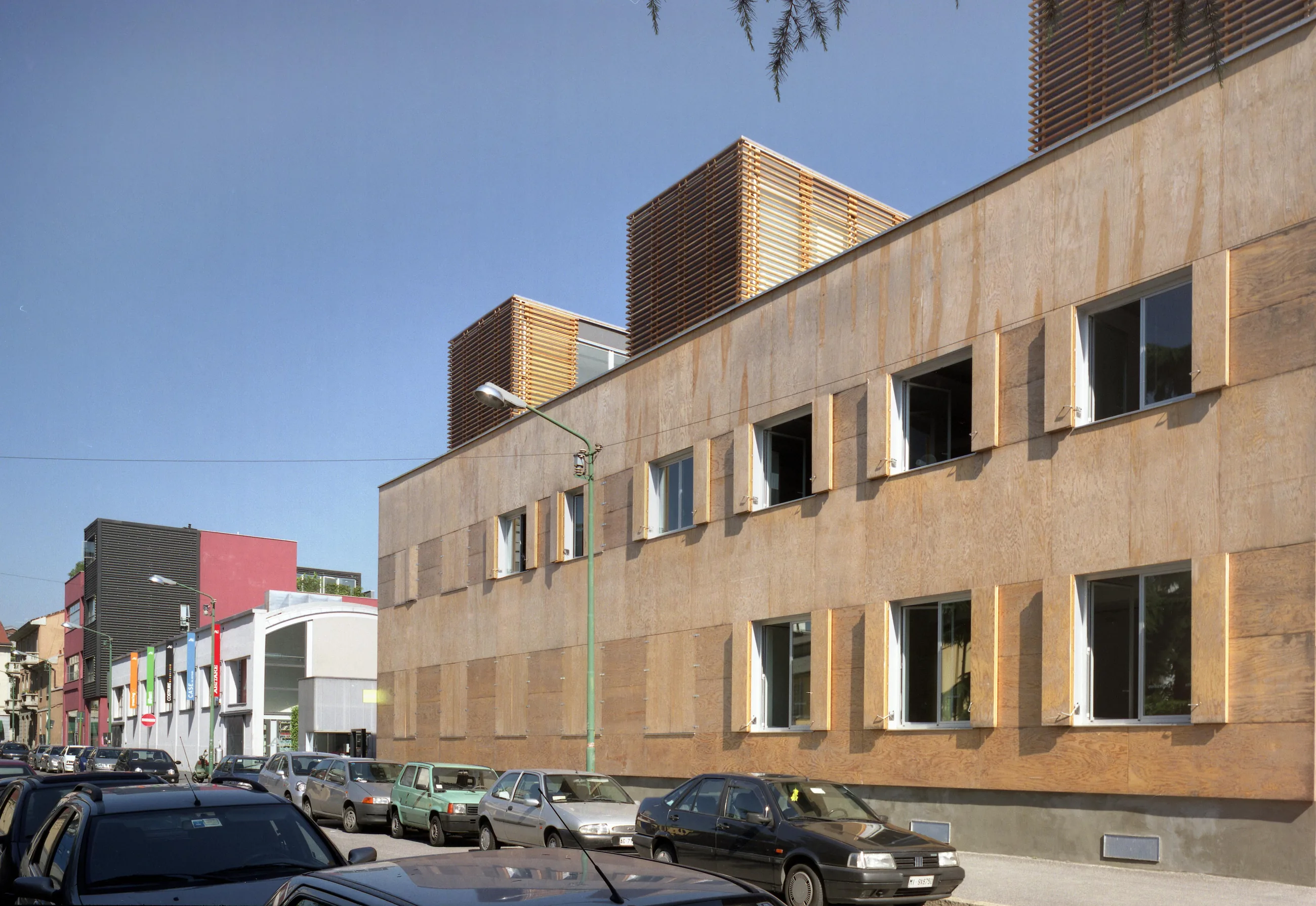 Prospetto dell’edificio lungo la strada con rivestimento in metallo