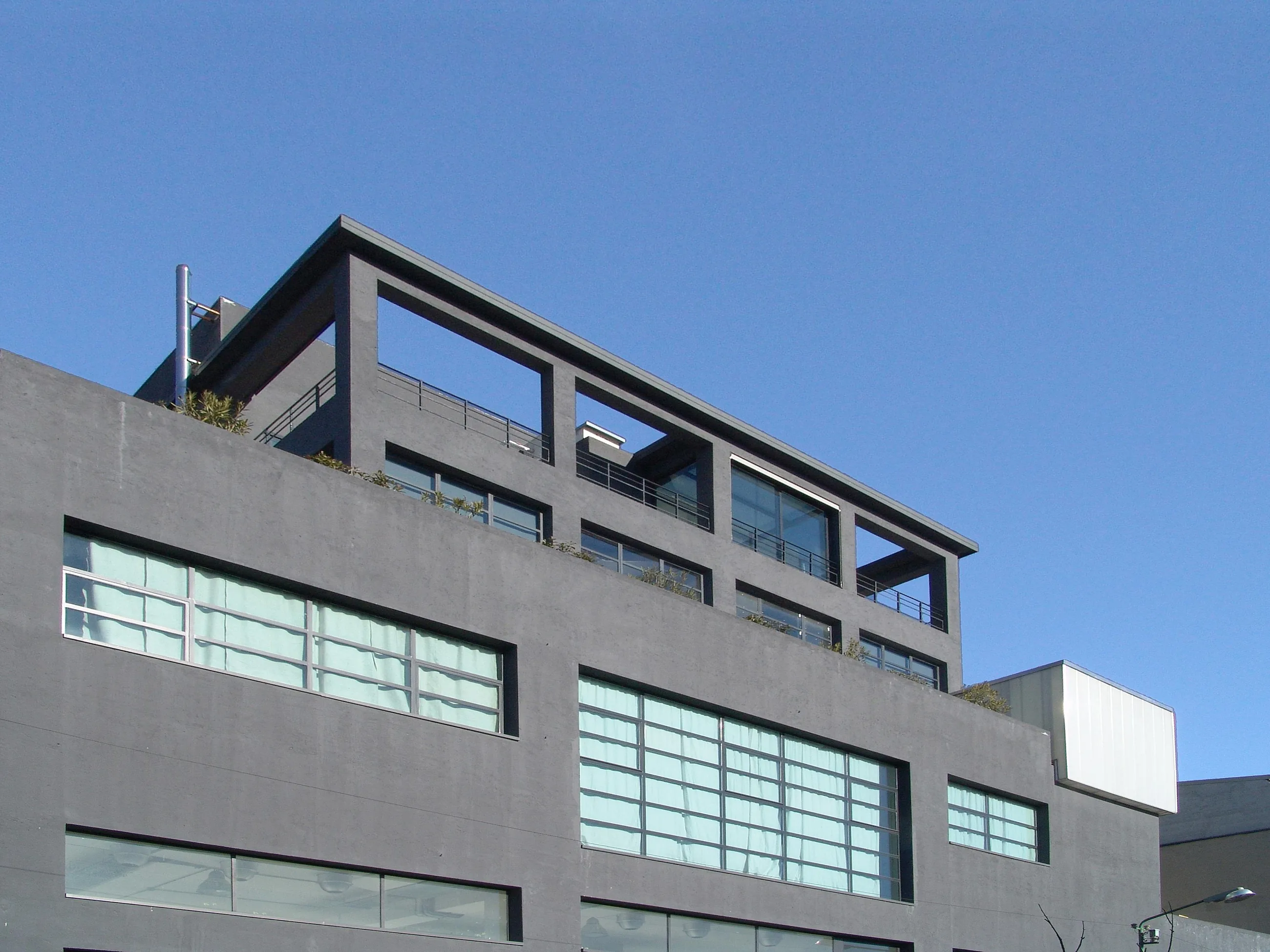 Edificio recuperato con struttura metallica in copertura
