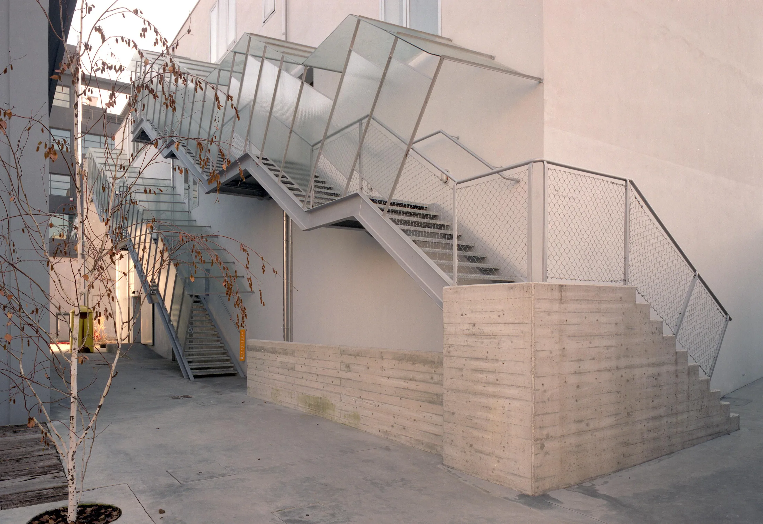 Scala metallica esterna lungo il prospetto dell’edificio