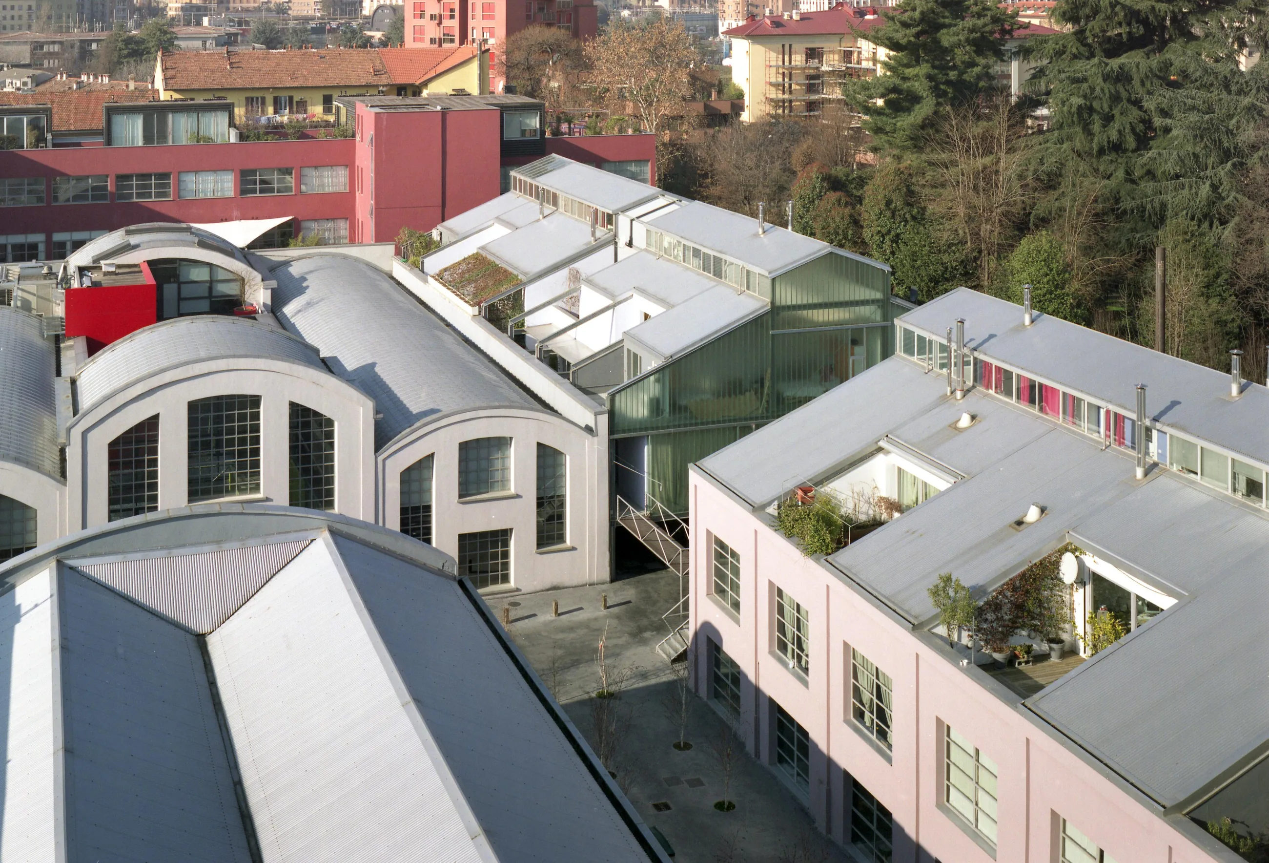 Vista delle coperture curve e delle terrazze piantumate