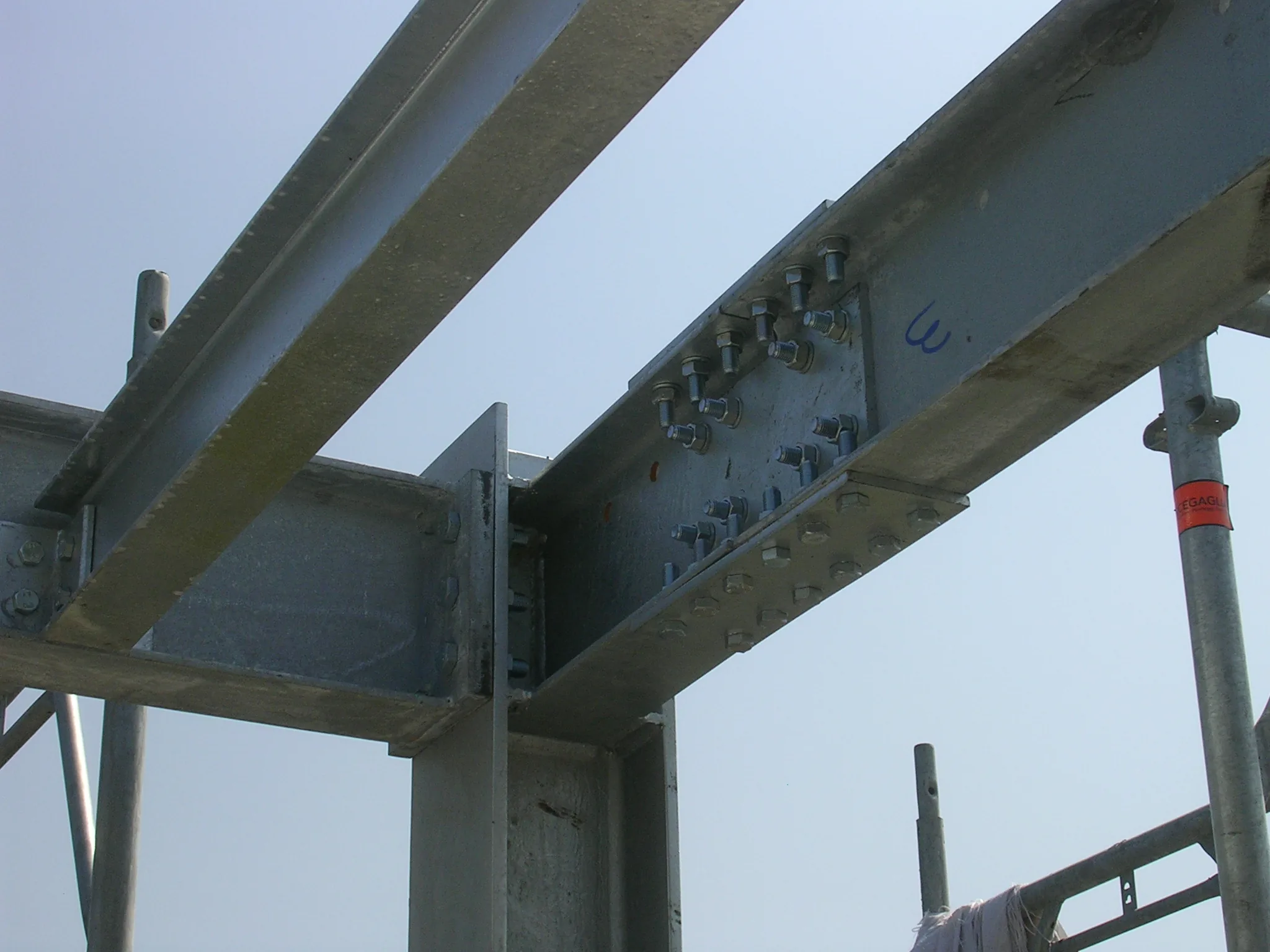 Dettaglio delle travi metalliche e delle connessioni bullonate