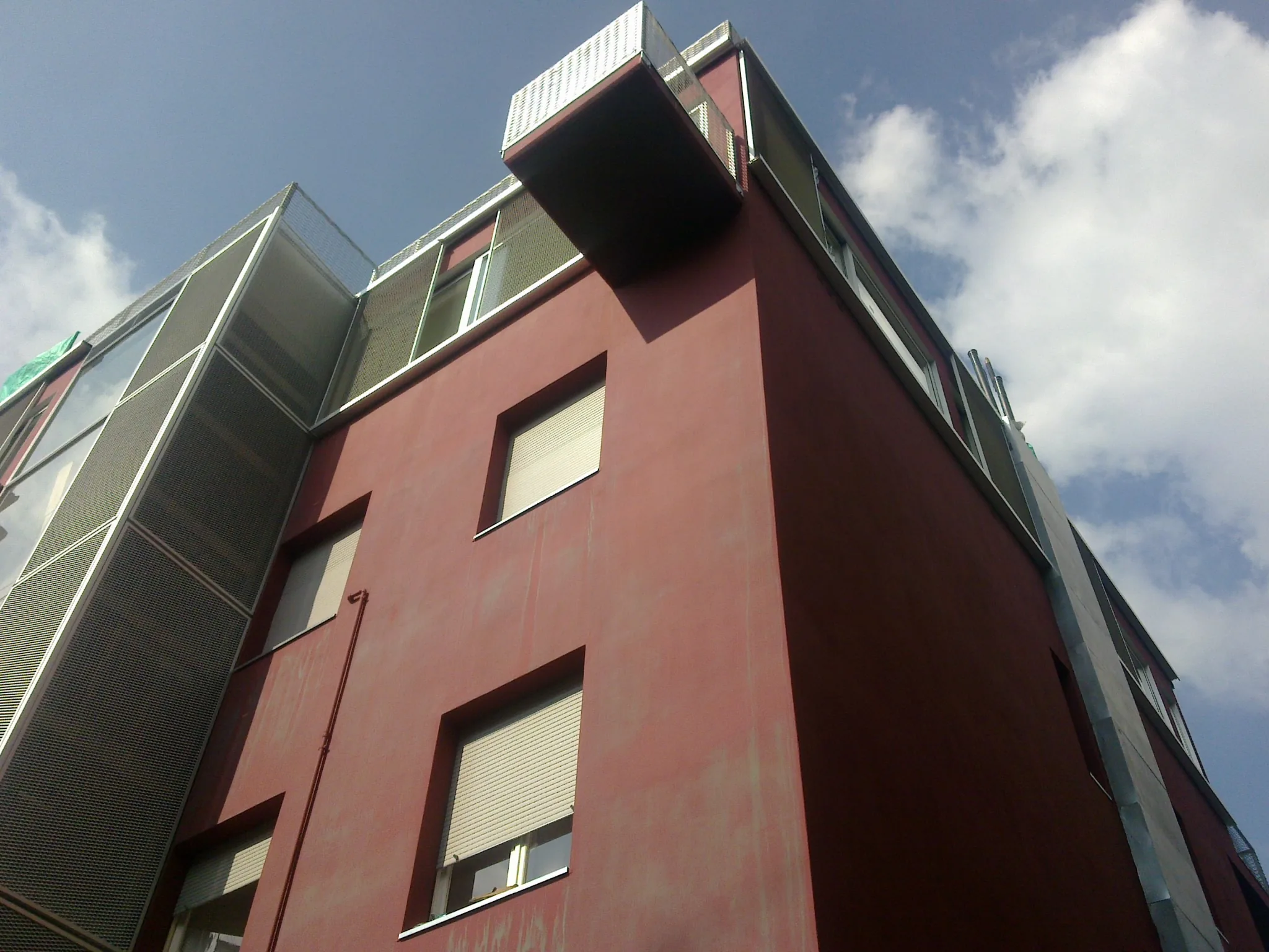 Edificio residenziale visto dal basso con nuovi volumi in sommità
