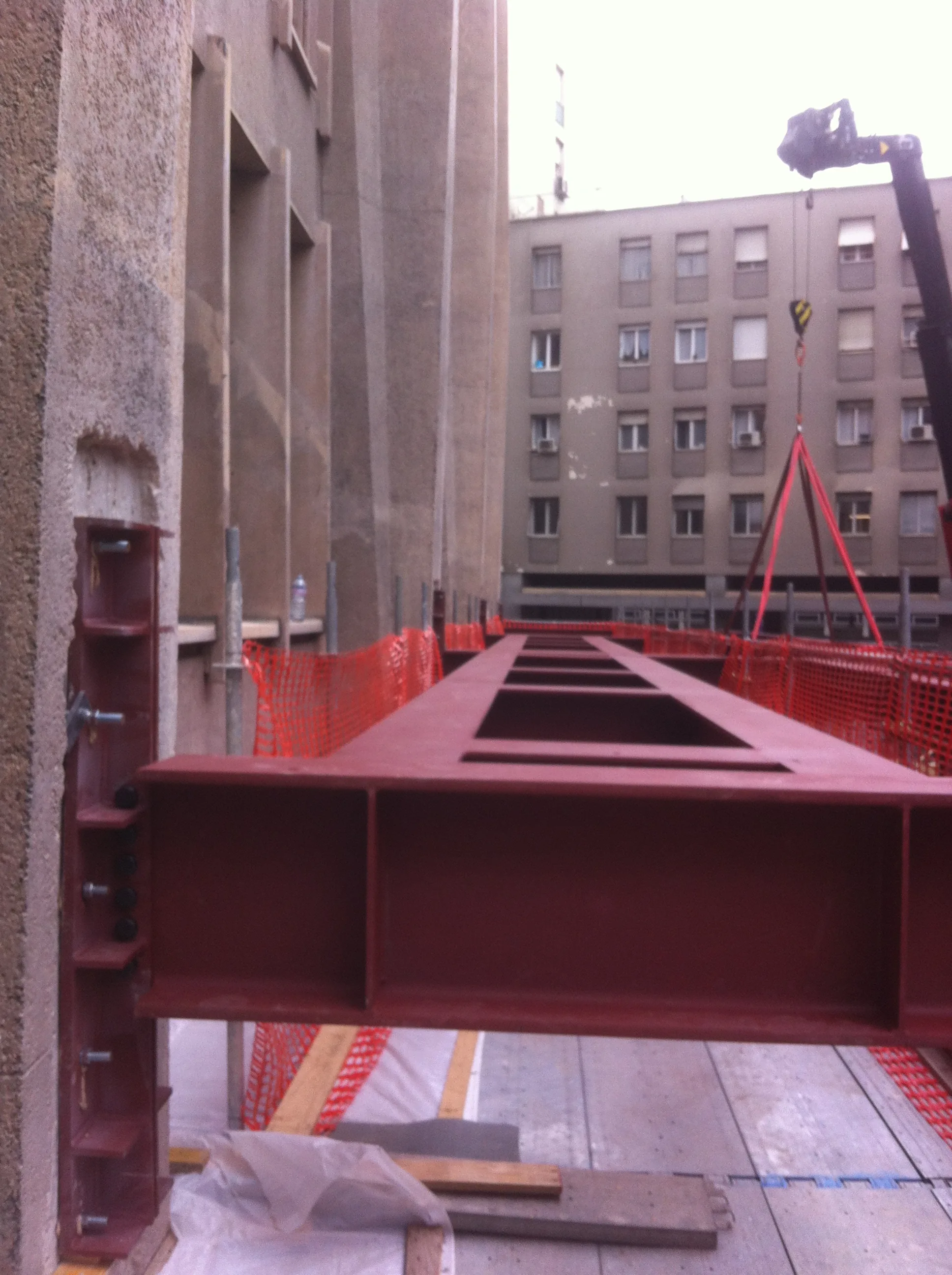 Struttura per manutenzione Torre Velasca — struttura metallica per il sostegno dei ponteggi
