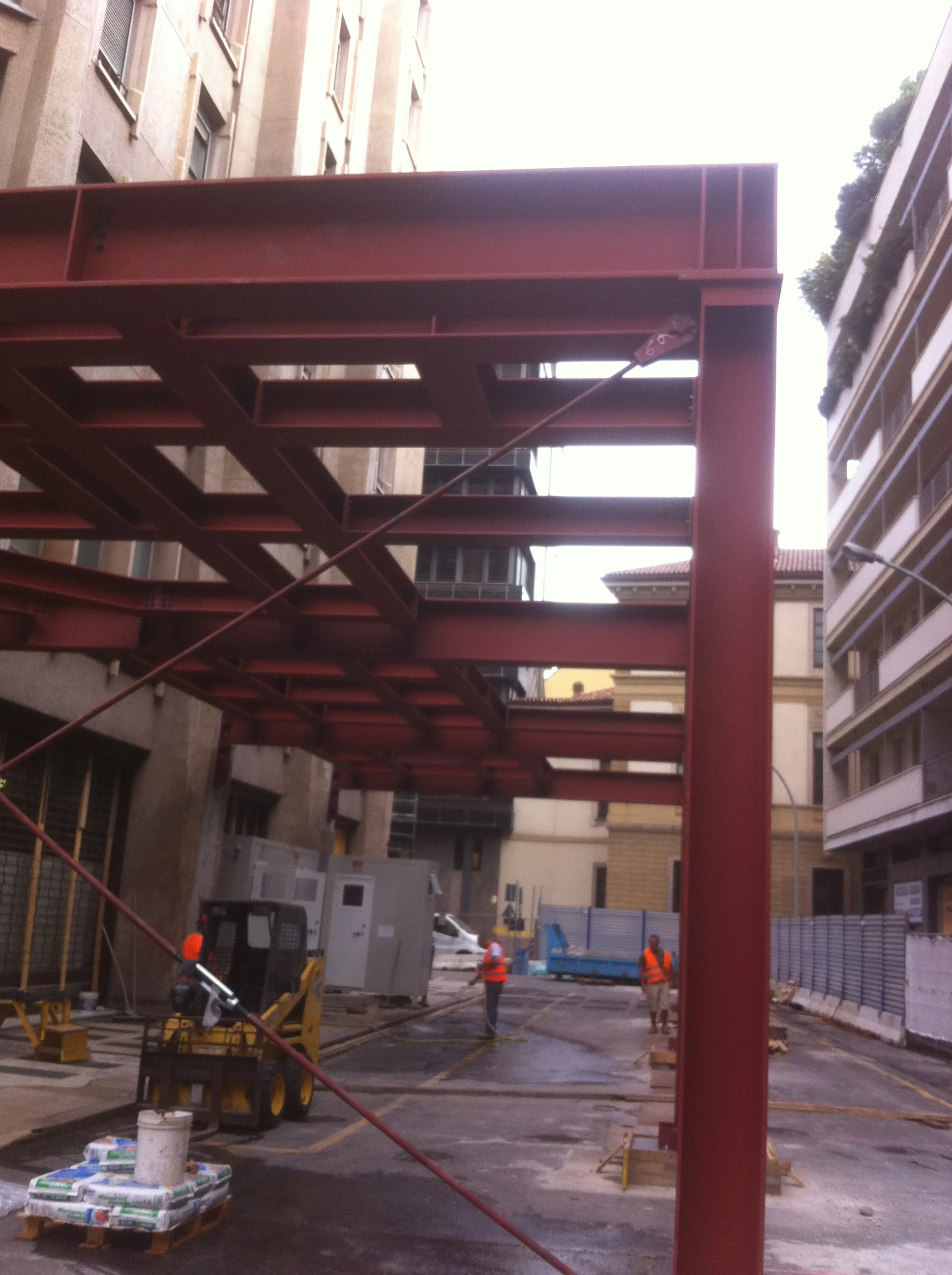 Struttura per manutenzione Torre Velasca — struttura metallica per il sostegno dei ponteggi