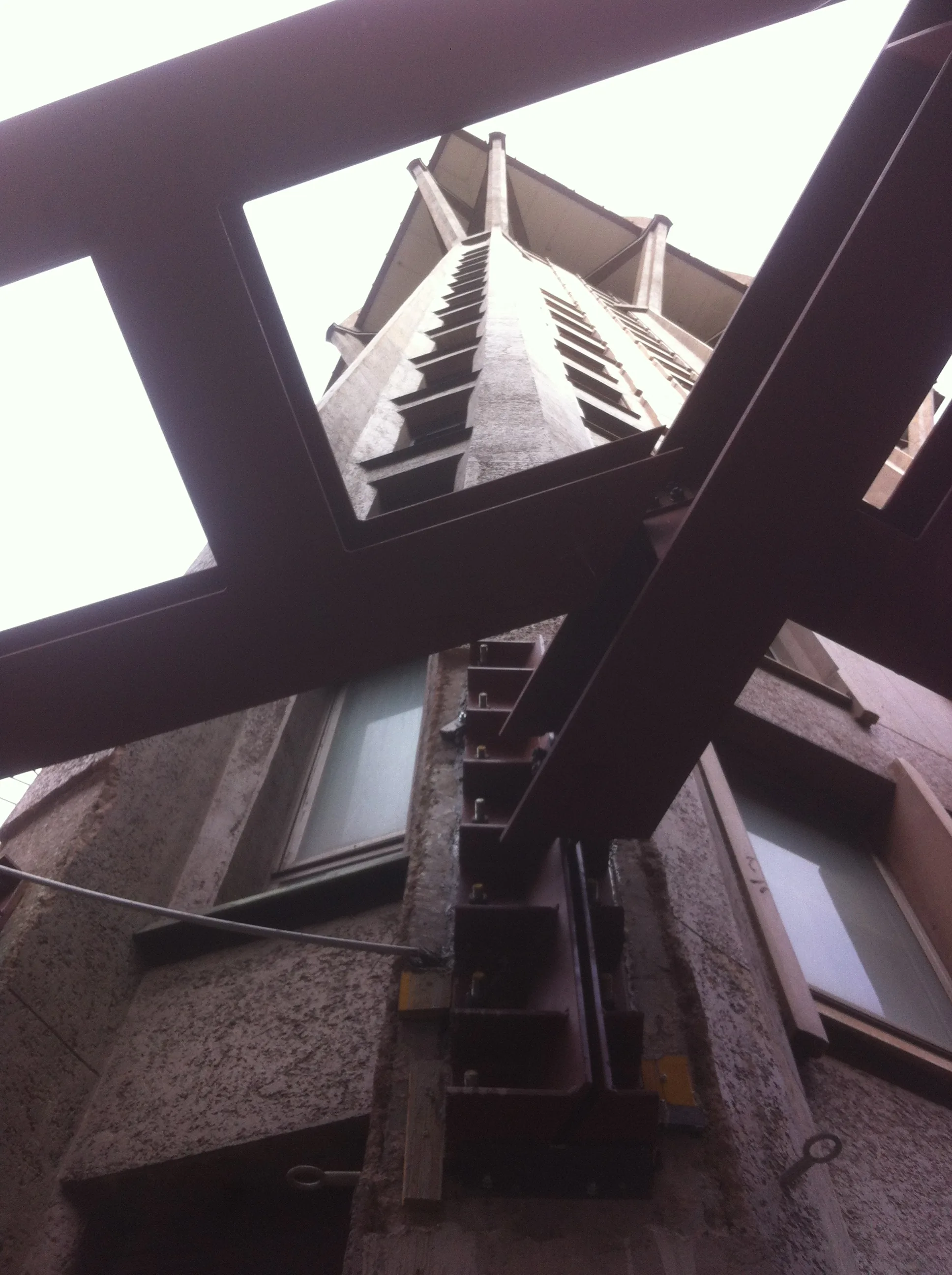 Struttura per manutenzione Torre Velasca — struttura metallica per il sostegno dei ponteggi