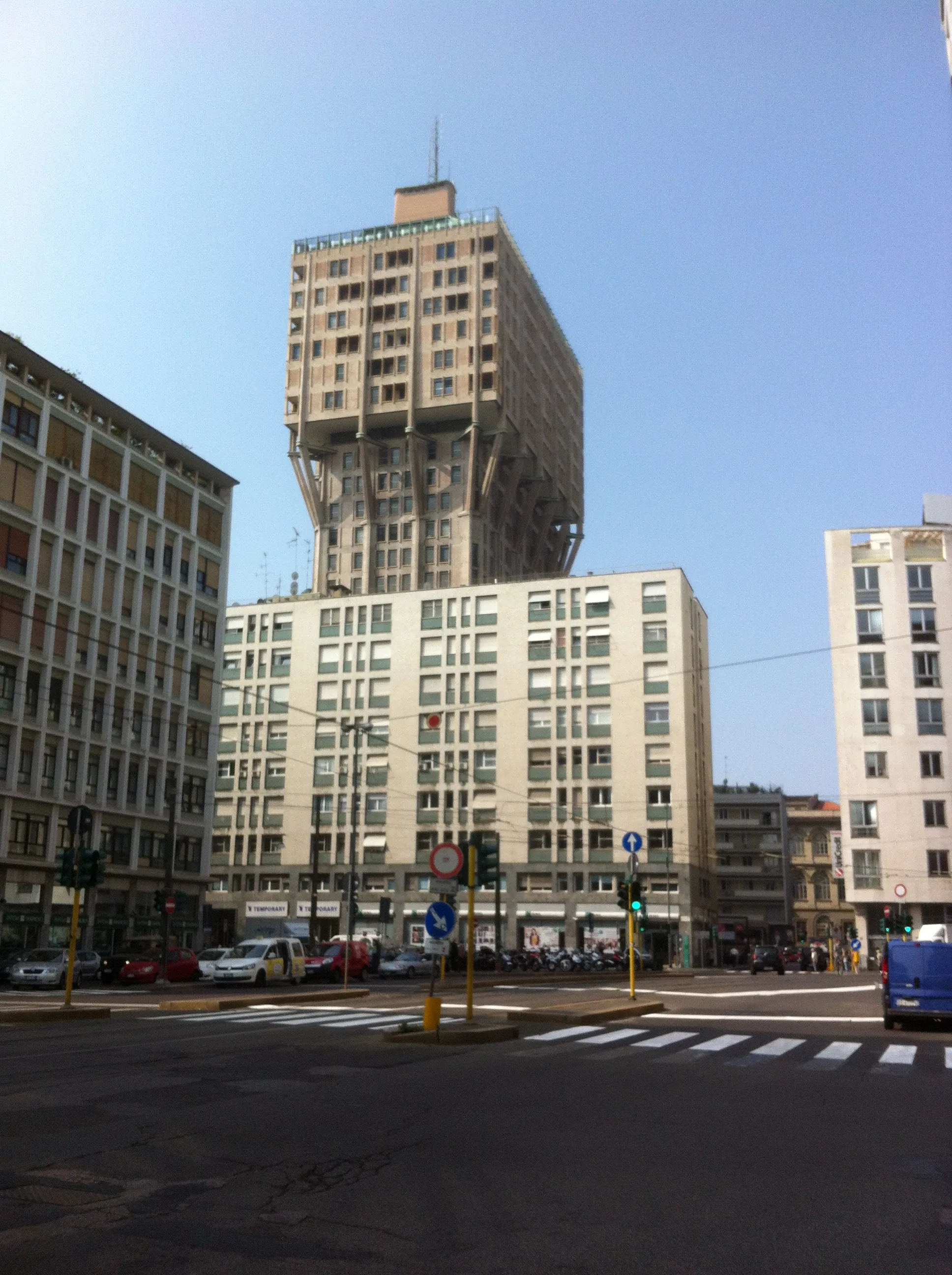 Struttura per manutenzione Torre Velasca — struttura metallica per il sostegno dei ponteggi