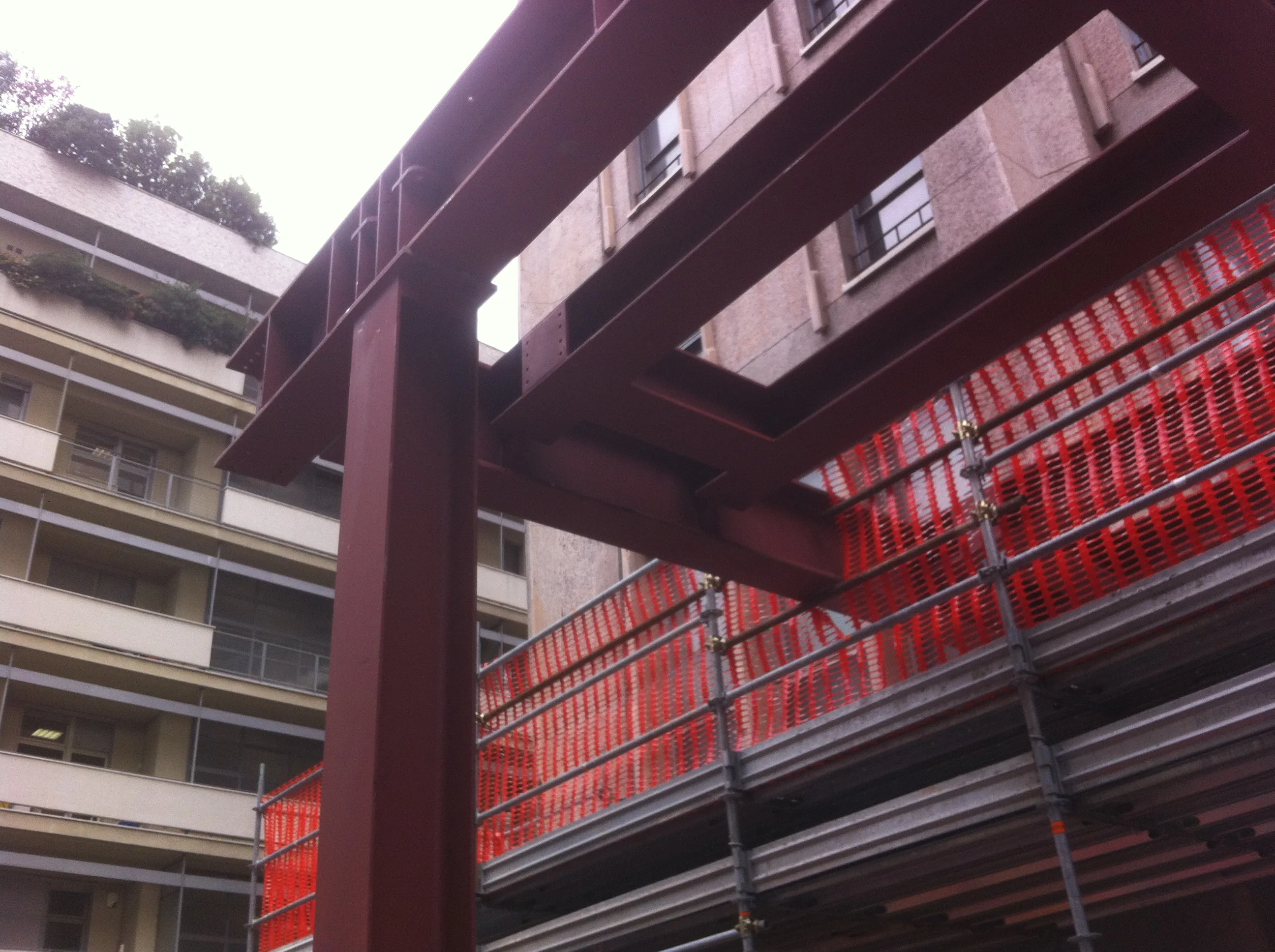 Struttura per manutenzione Torre Velasca — struttura metallica per il sostegno dei ponteggi
