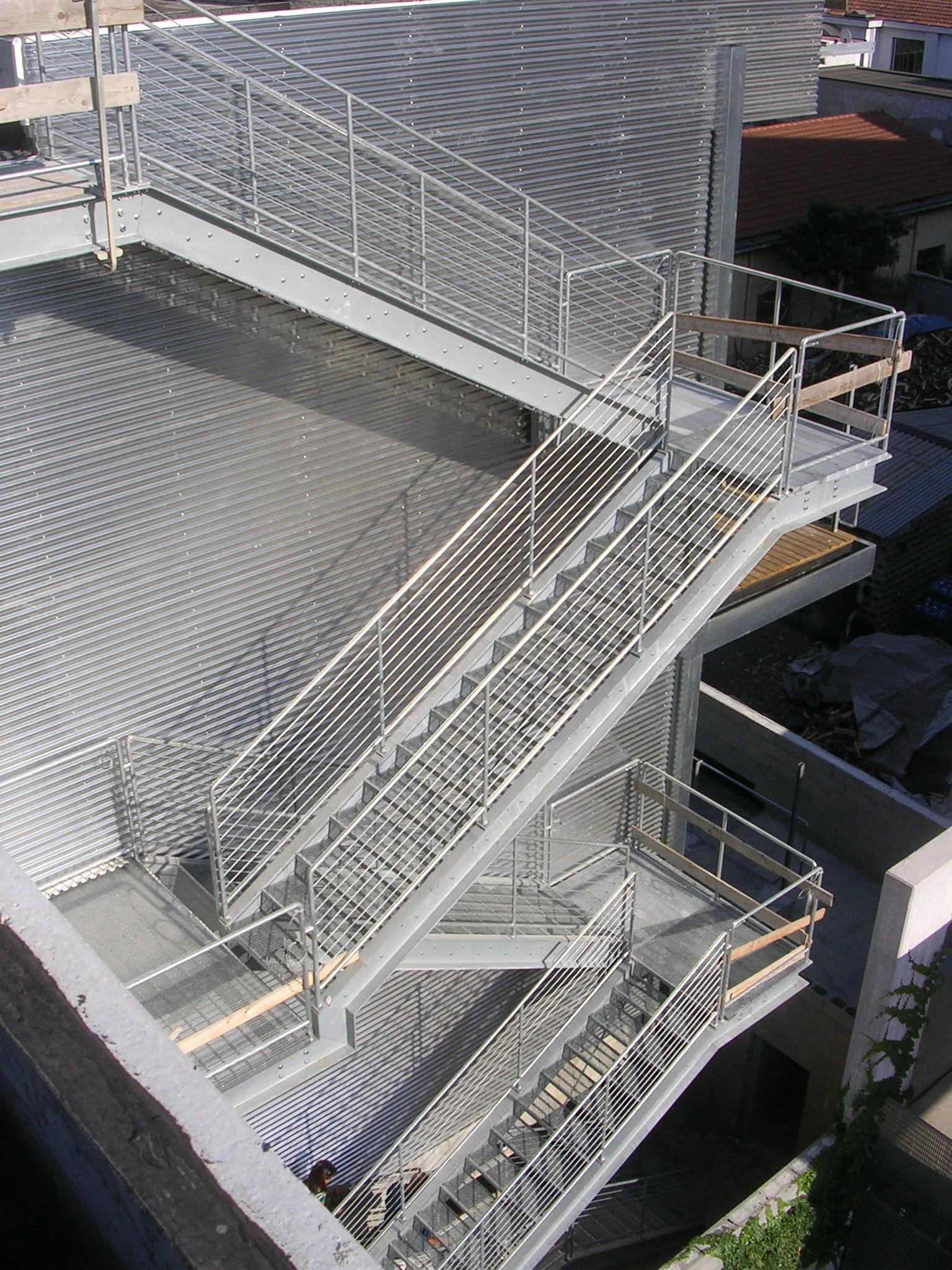 Vista dall’alto dei pianerottoli e delle passerelle metalliche