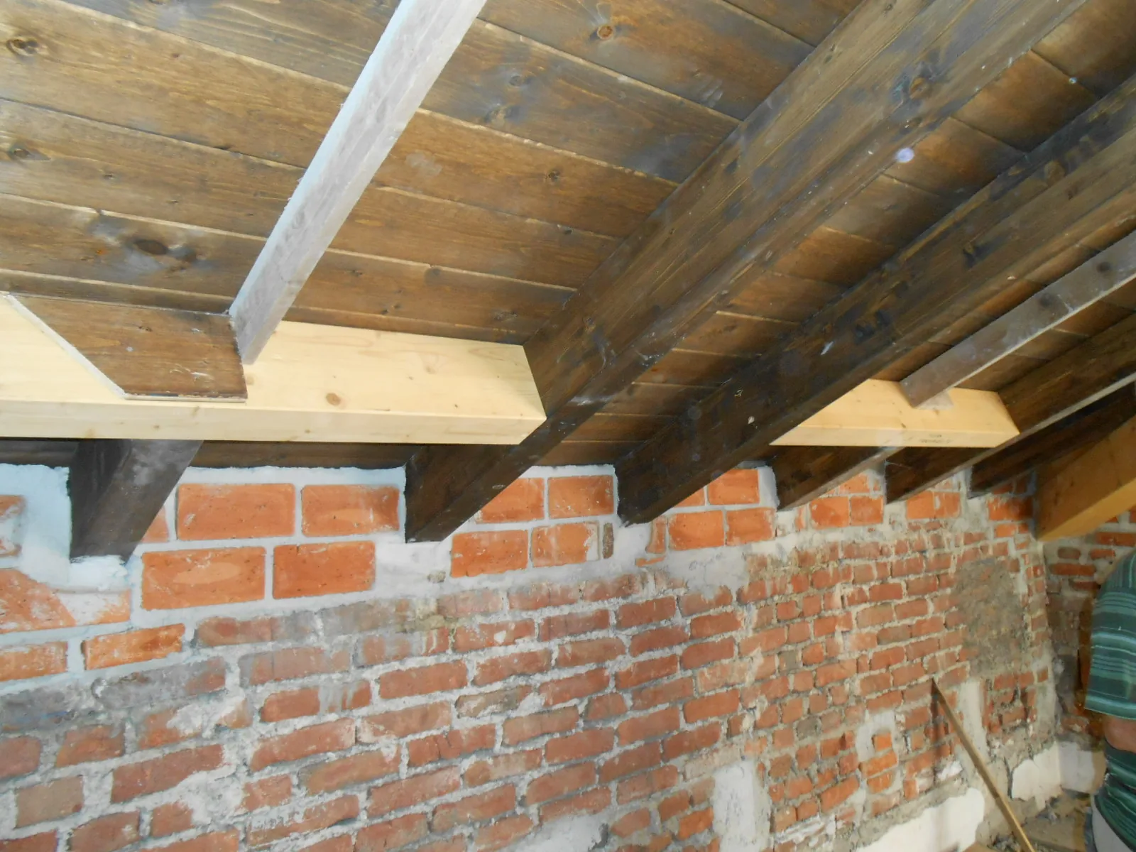Via Moncalvo — Dettaglio dell’appoggio delle travi in legno
