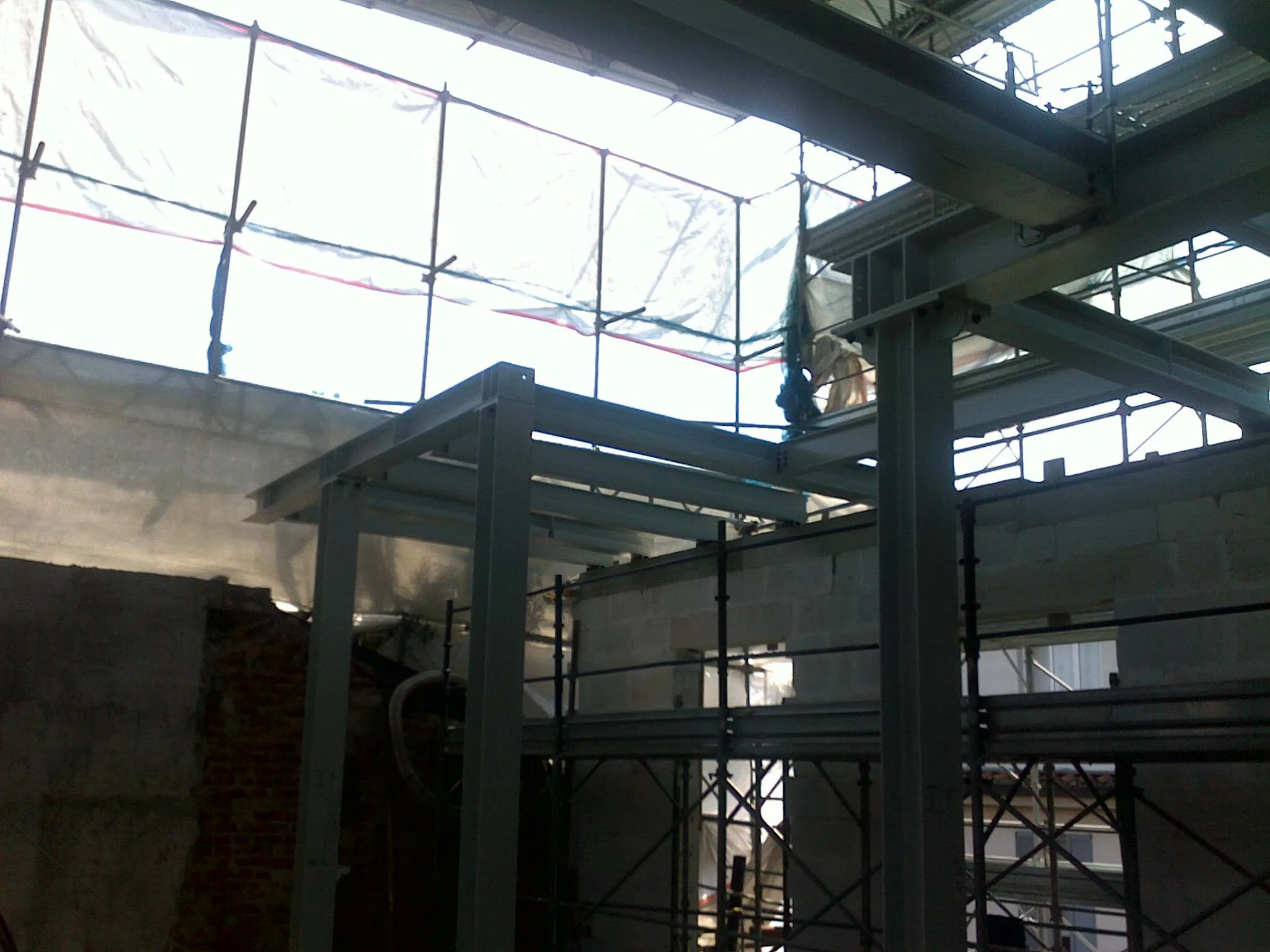 Via Vivaio — Struttura metallica e ponteggi nel cantiere