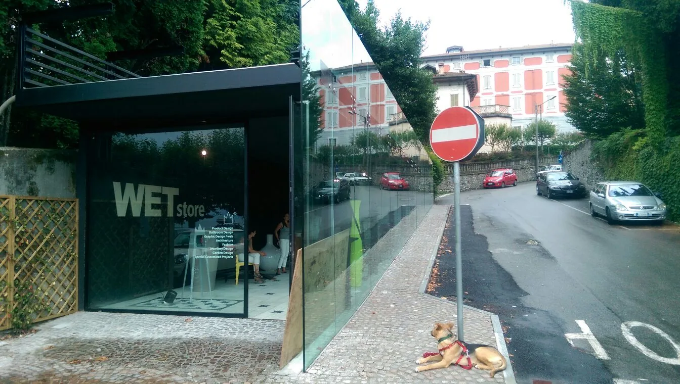 Wet Store — Ingresso vetrato del fabbricato Wet Store