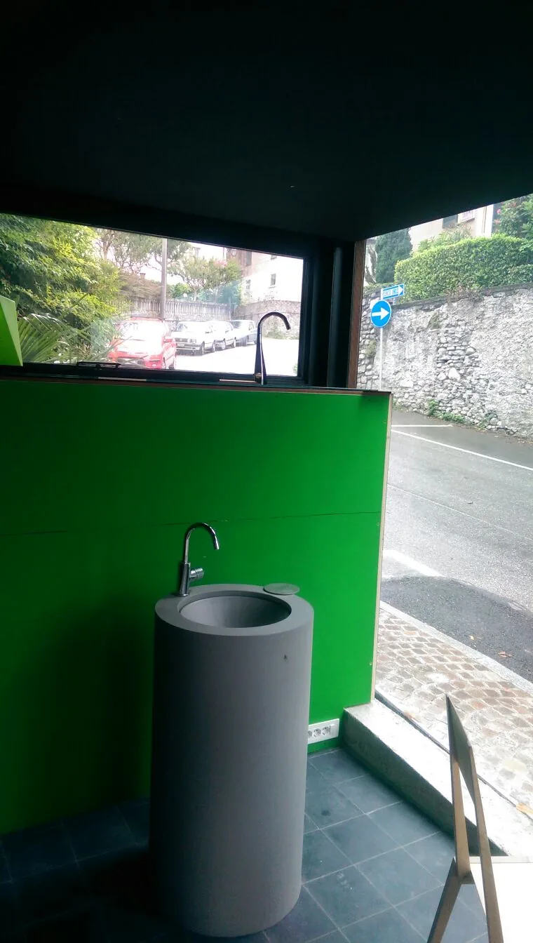 Wet Store — Vista dello spazio interno e dell’apertura sulla strada